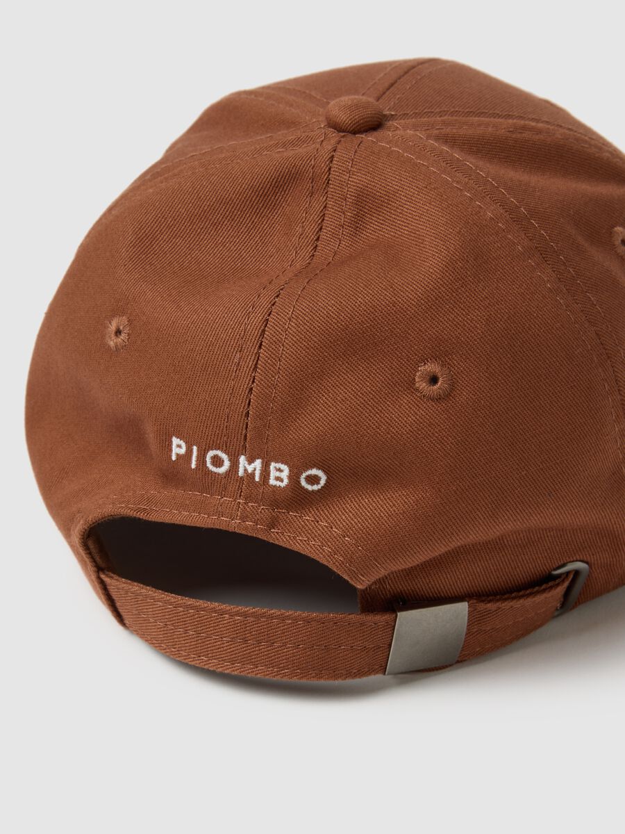 Cappello in puro cotone marrone con visiera regolabile e P ricamata_2