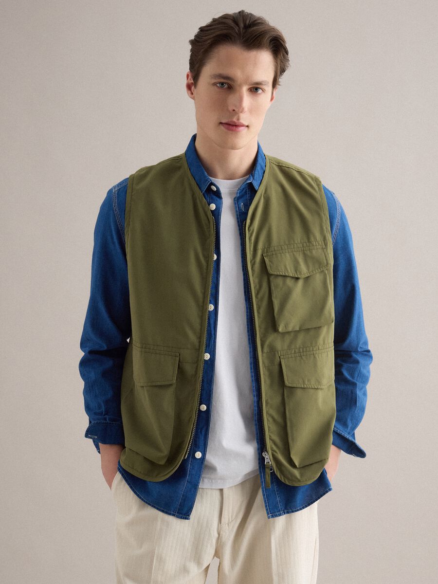 Regular fit green gilet with zip and front pockets_1