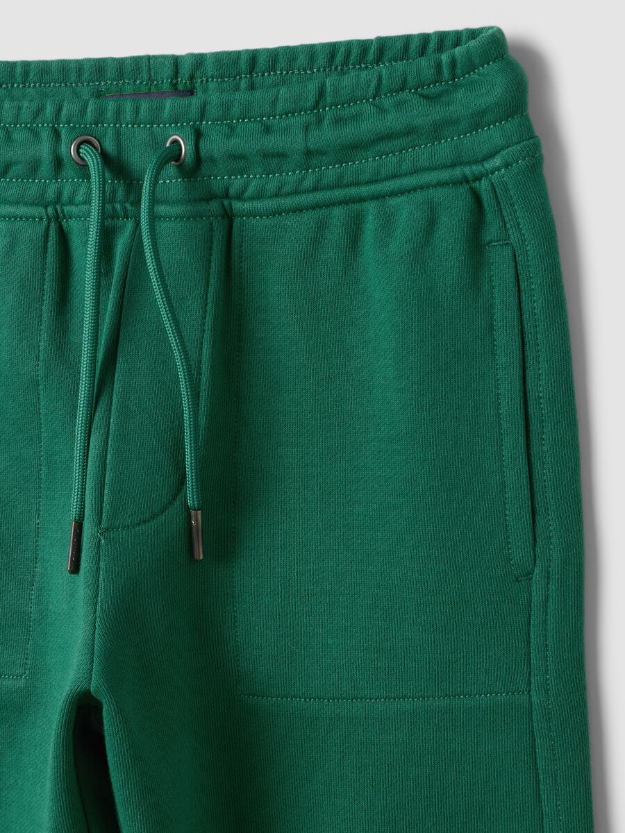 Green pure cotton jogger trousers with elasticated waist for boys_5