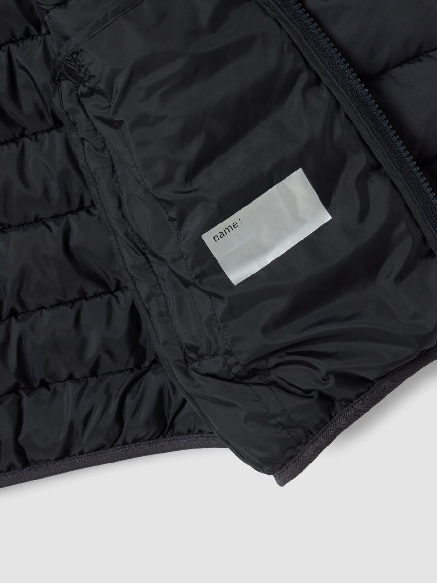 Giubbotto Ultralight nero imbottito con cappuccio e zip per ragazzo_3