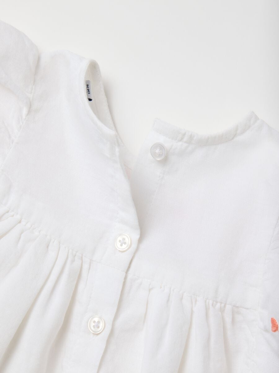 Baby girl outfit with 100% white cotton top and denim shorts_3