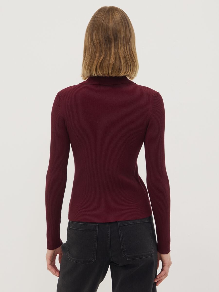 Cardigan fitted rosso a coste in misto viscosa con colletto polo_3