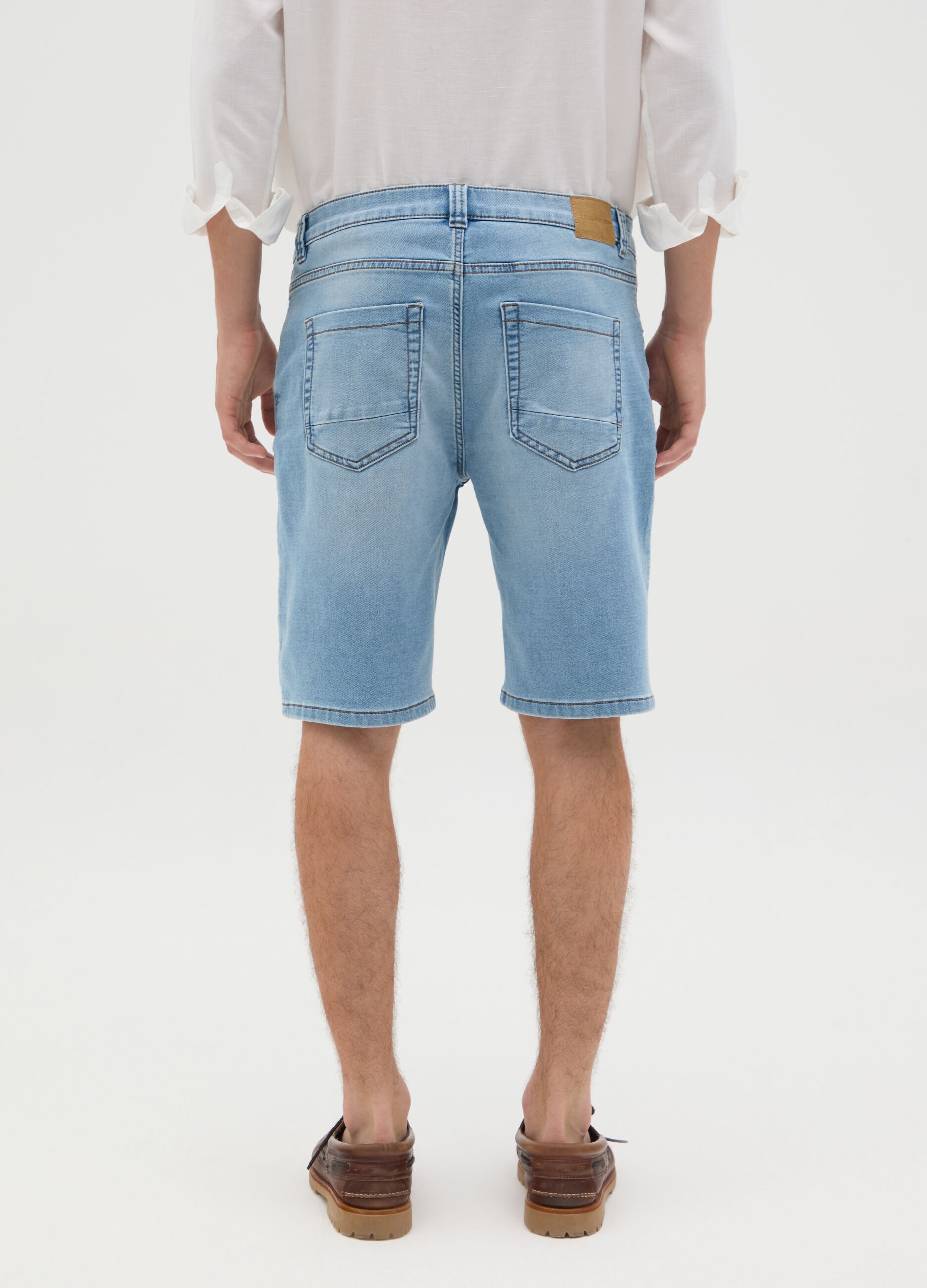 Men&rsquo;s slim-fit light blue denim Bermuda shorts