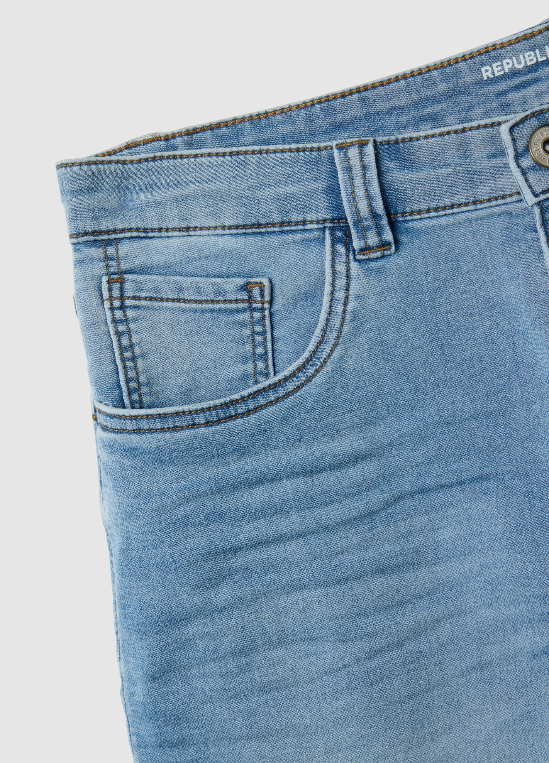 Men&rsquo;s slim-fit light blue denim Bermuda shorts