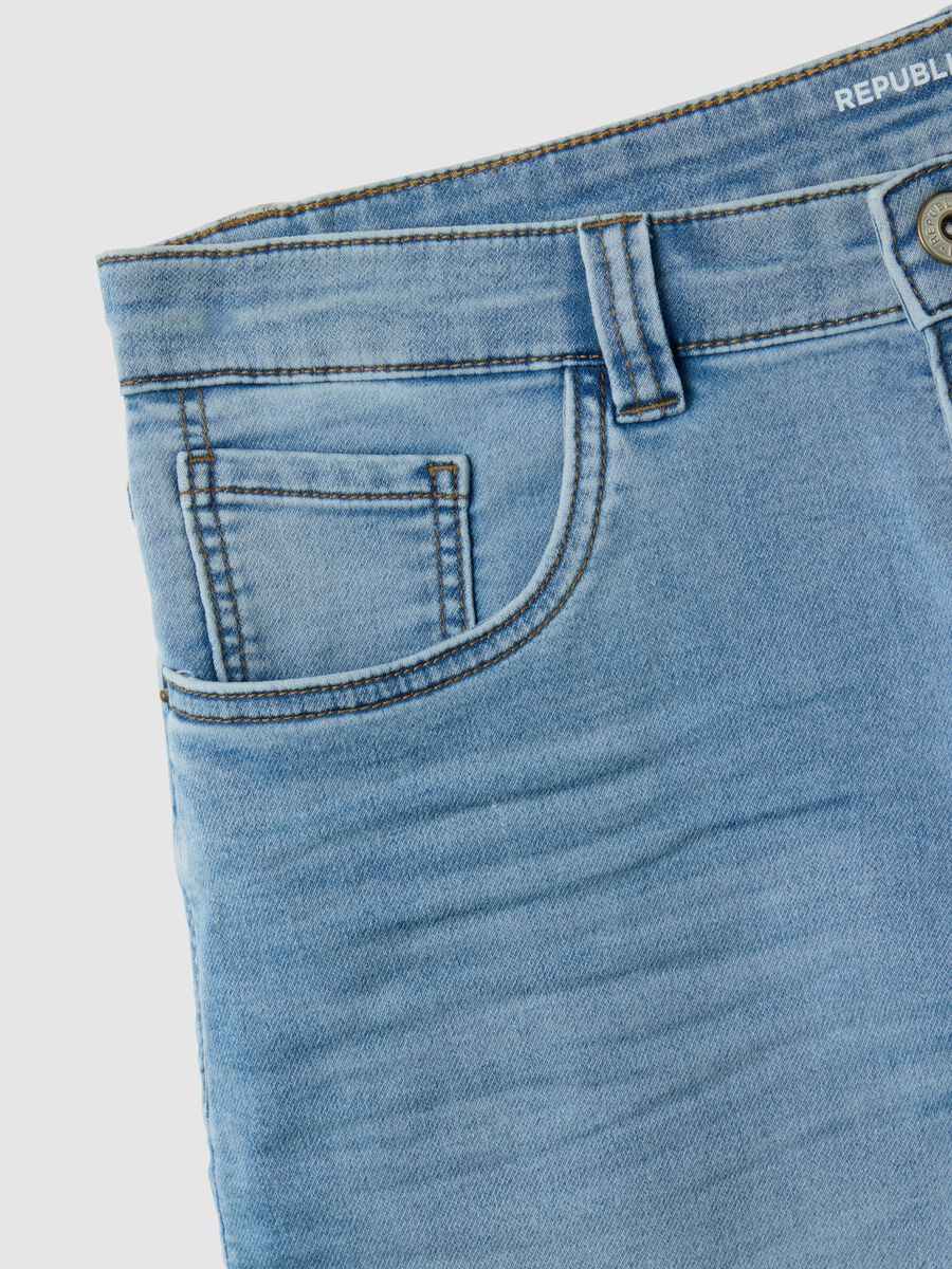 Men&rsquo;s slim-fit light blue denim Bermuda shorts_5