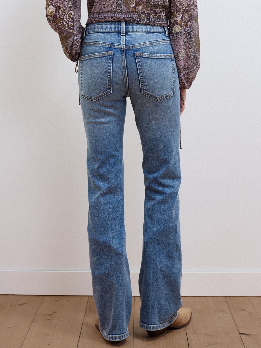 Jeans bootcut azzurri in cotone elasticizzato_2