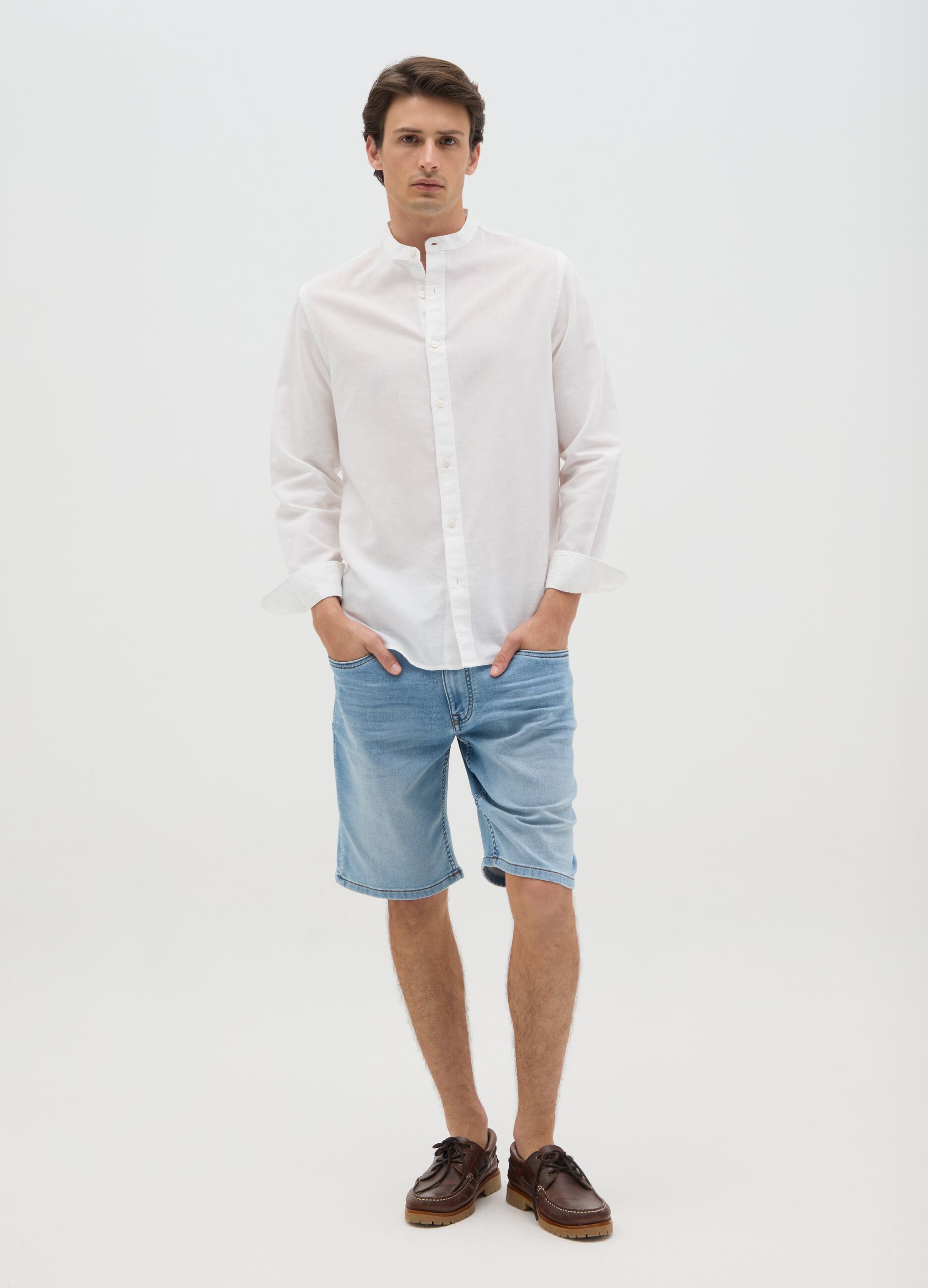 Men&rsquo;s slim-fit light blue denim Bermuda shorts