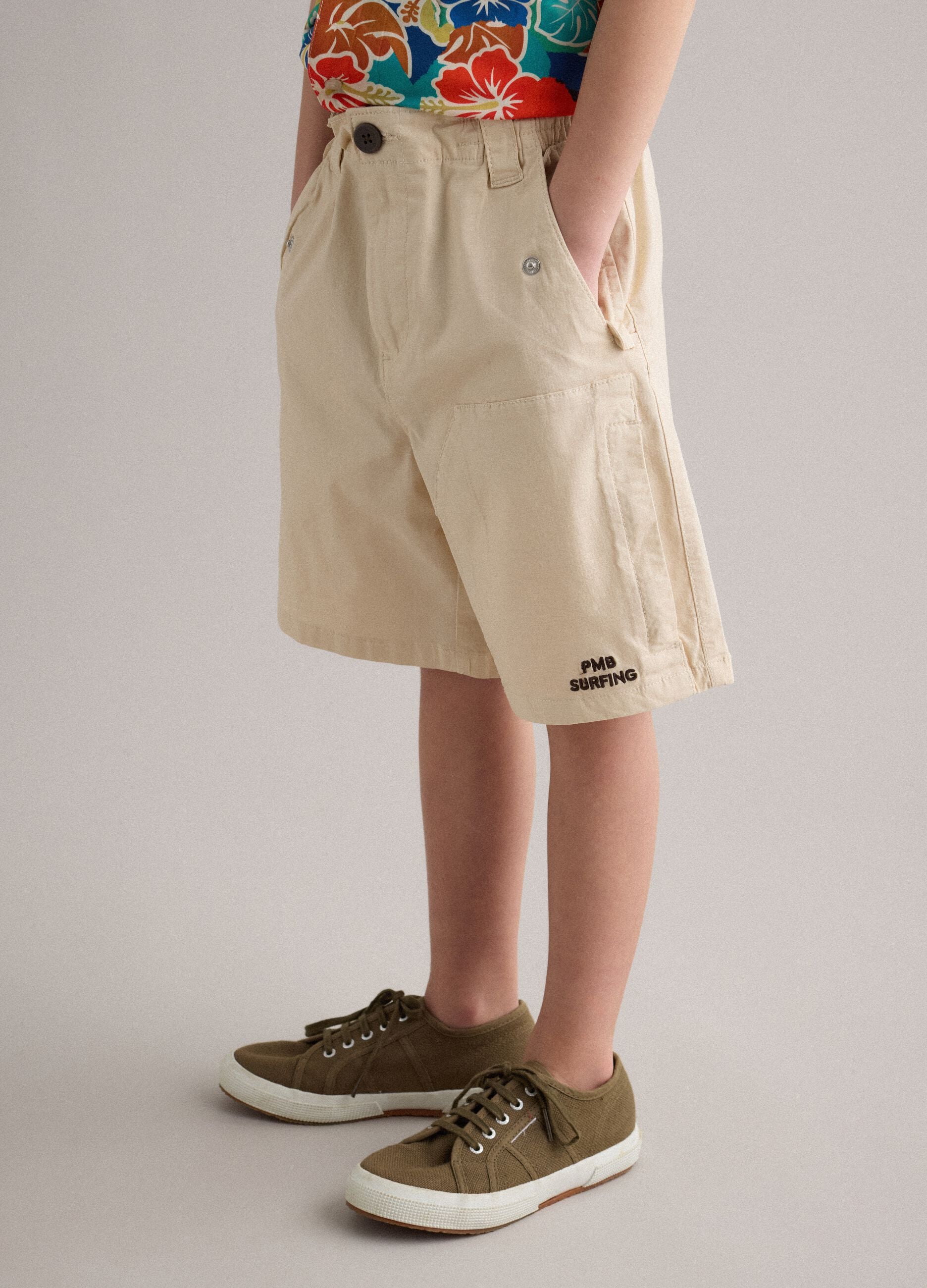 Beige stretch cotton cargo shorts for boys, baggy fit