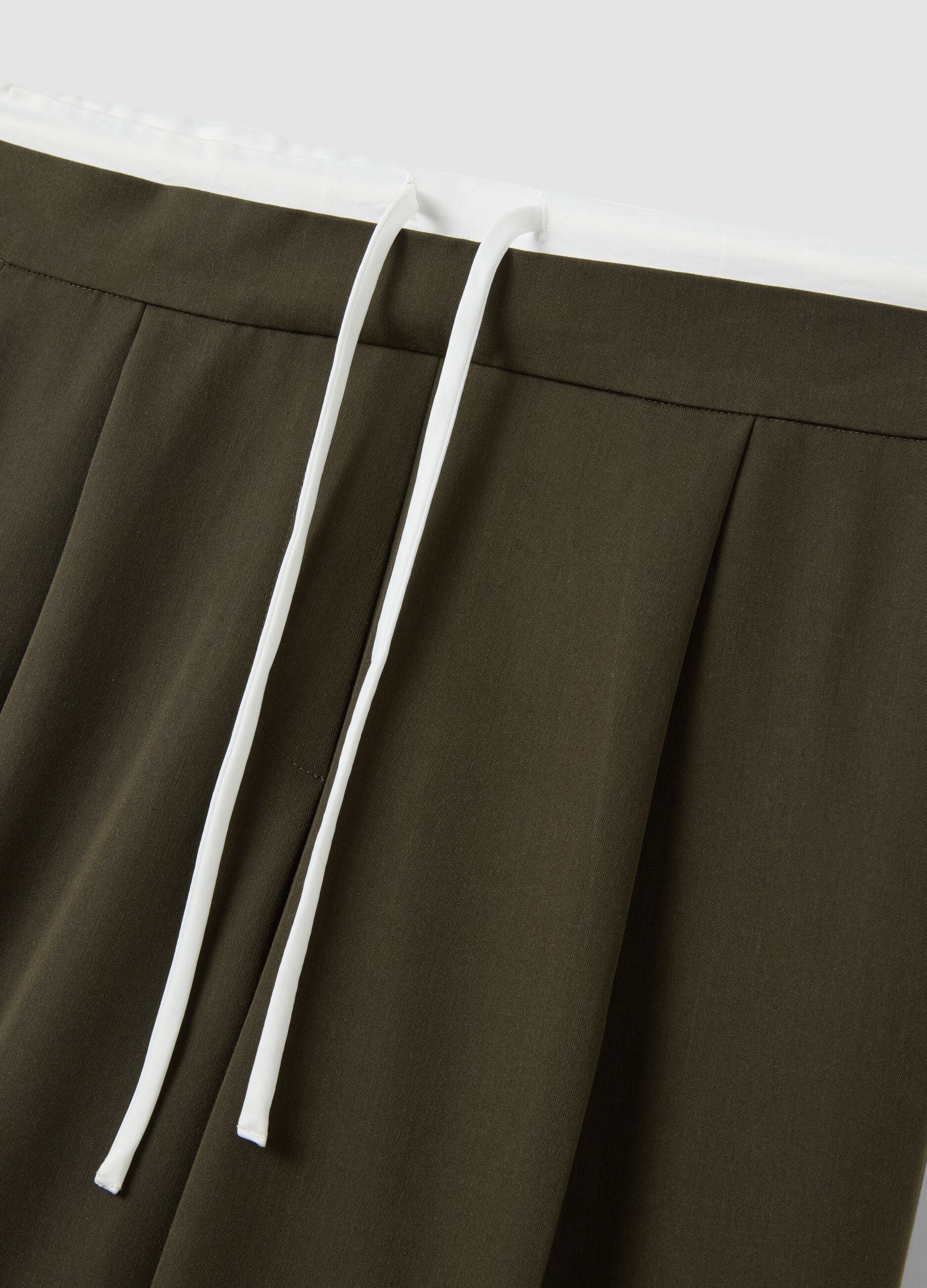 Green jogger trousers with regular fit and elastic waist