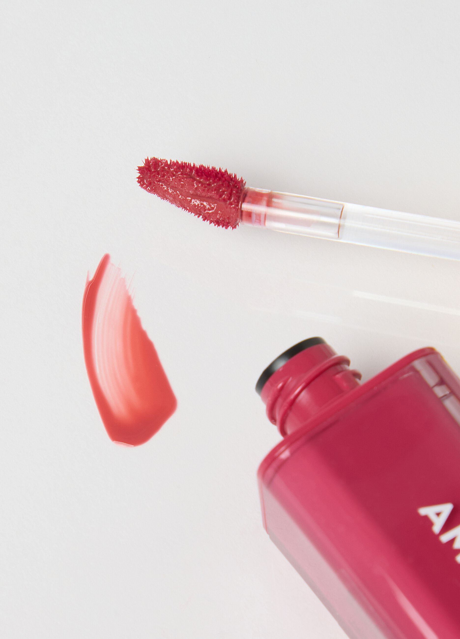 Water-based lip tint, provides great radiance with a lightweight long-lasting finish