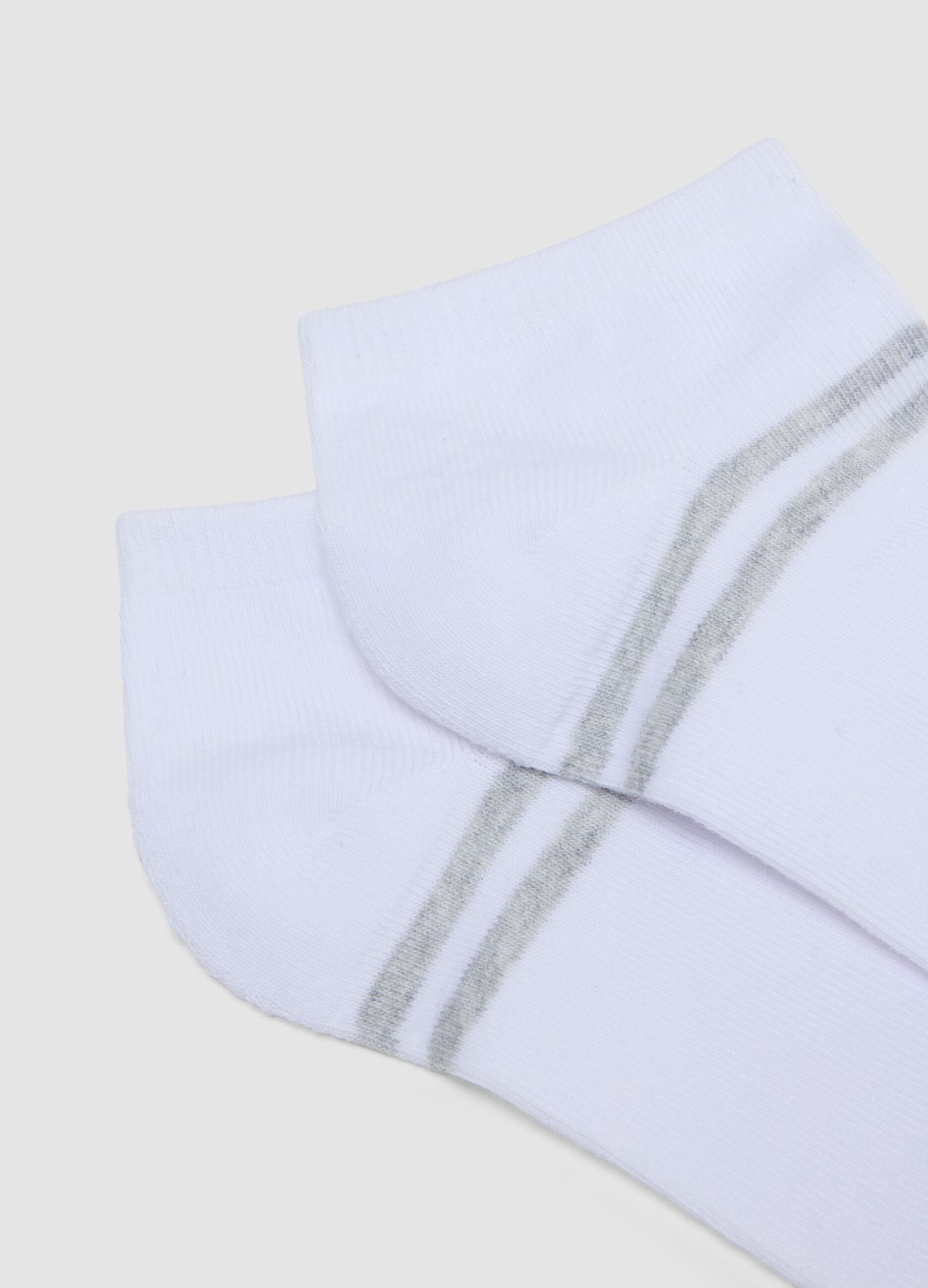 3-pack of white and grey ankle sports socks in stretch organic cotton