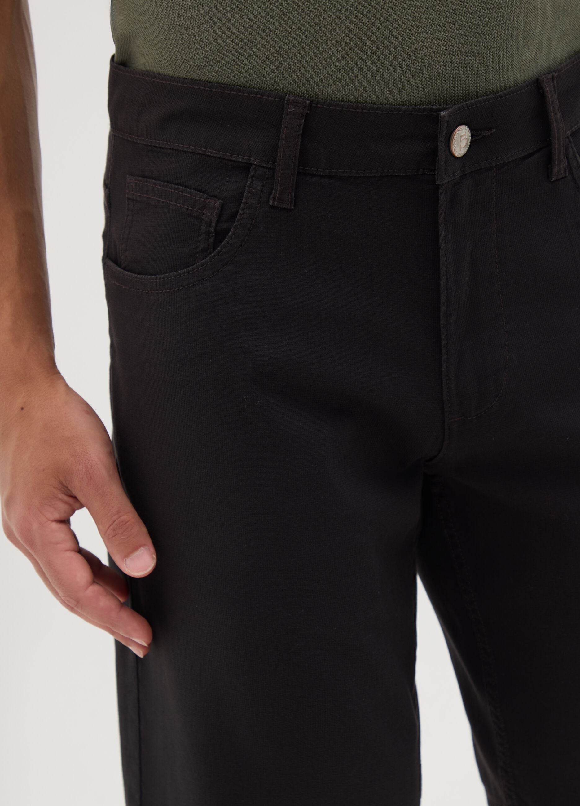 Men&rsquo;s black Bermuda shorts in stretch cotton with regular fit