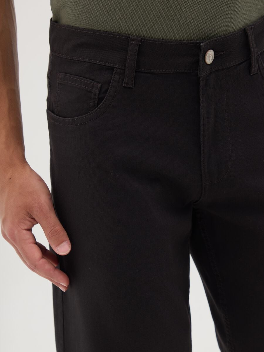 Men&rsquo;s black Bermuda shorts in stretch cotton with regular fit_2