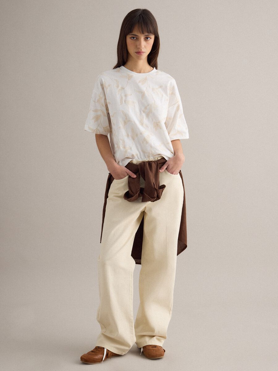 T-shirt in puro cotone bianca relaxed fit con ricami floreali_2