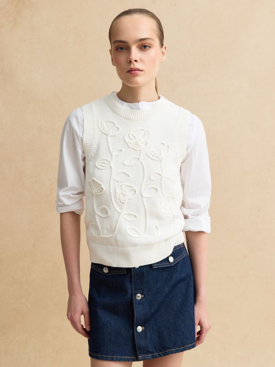 Regular fit pure white cotton gilet with floral design_0