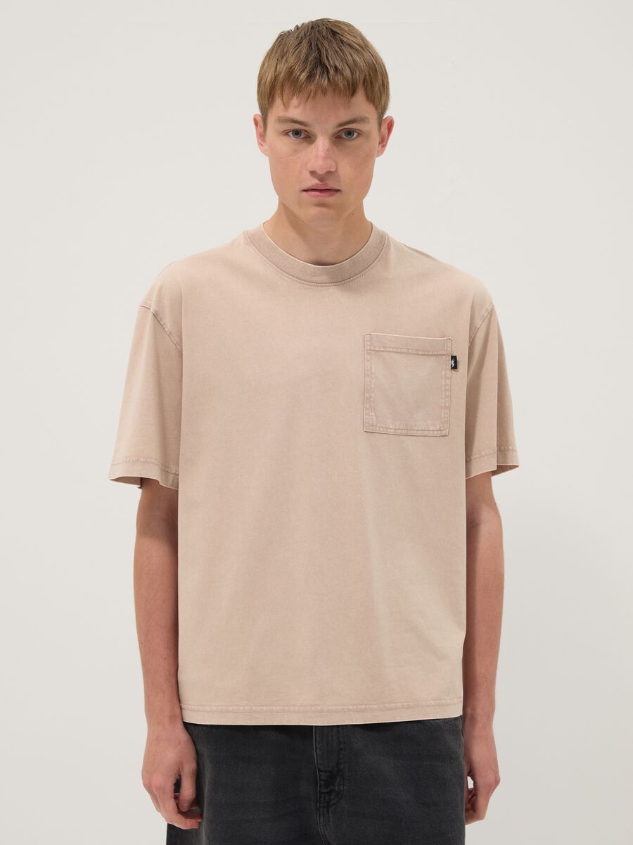 T-shirt beige in puro cotone con taschino regular fit_1