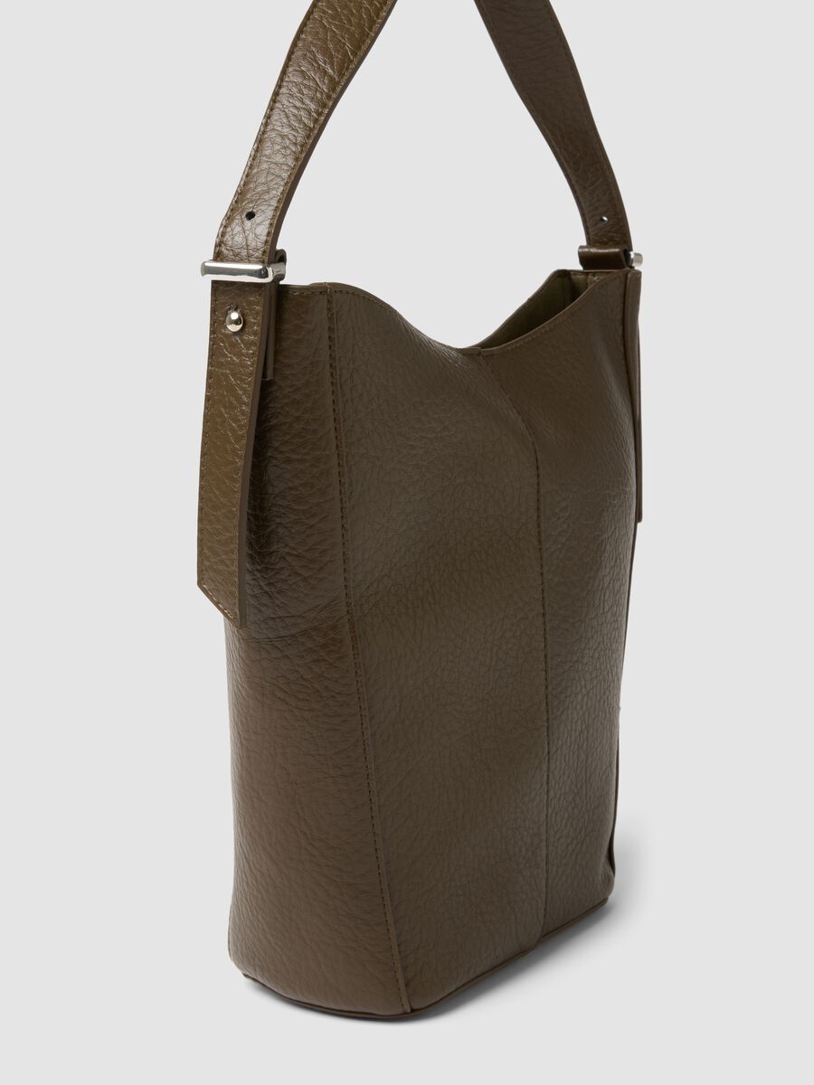 Borsa marrone a spalla effetto martellato_1