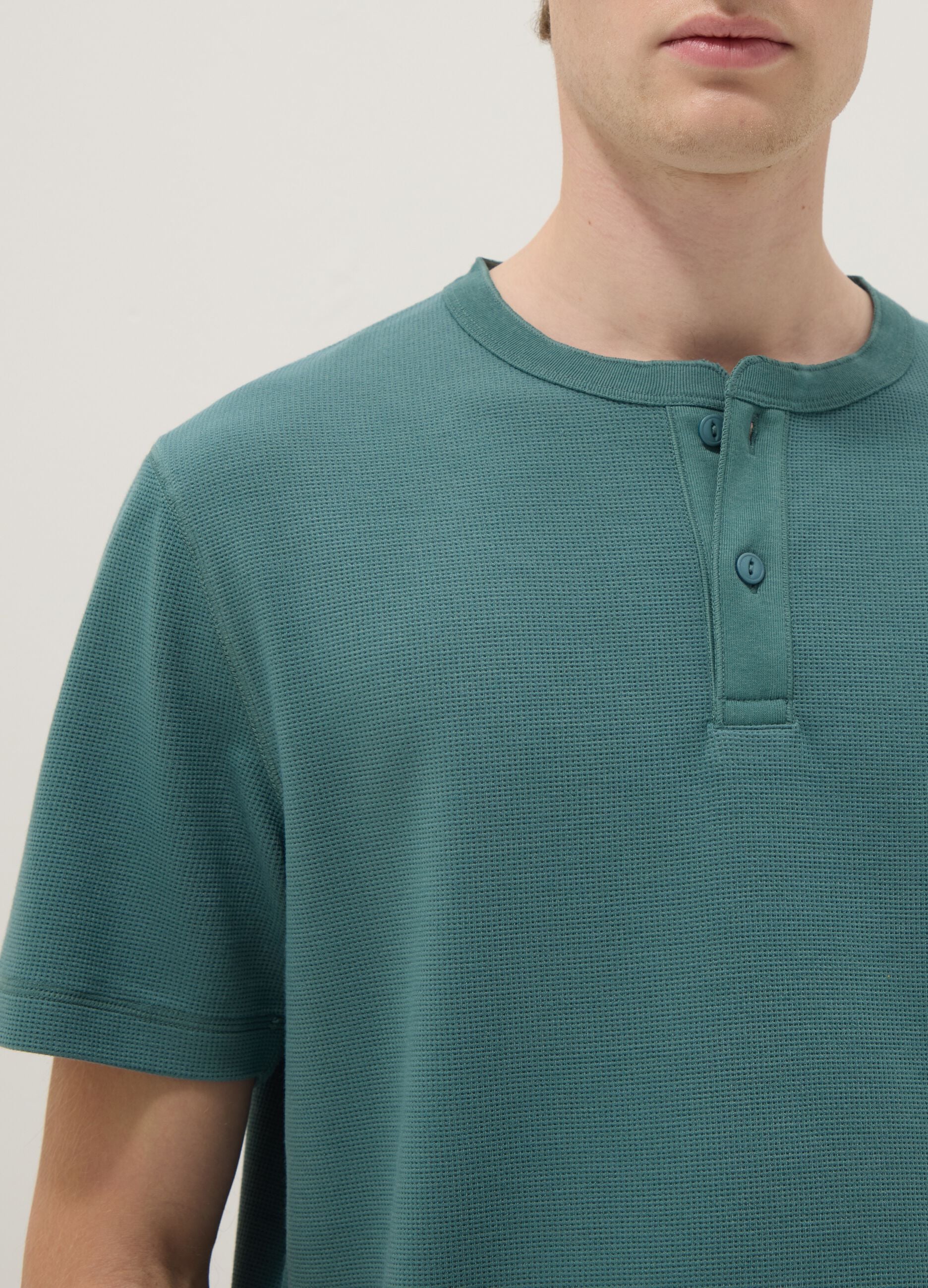 Green short-sleeve regular fit T-shirt with seraphim neck