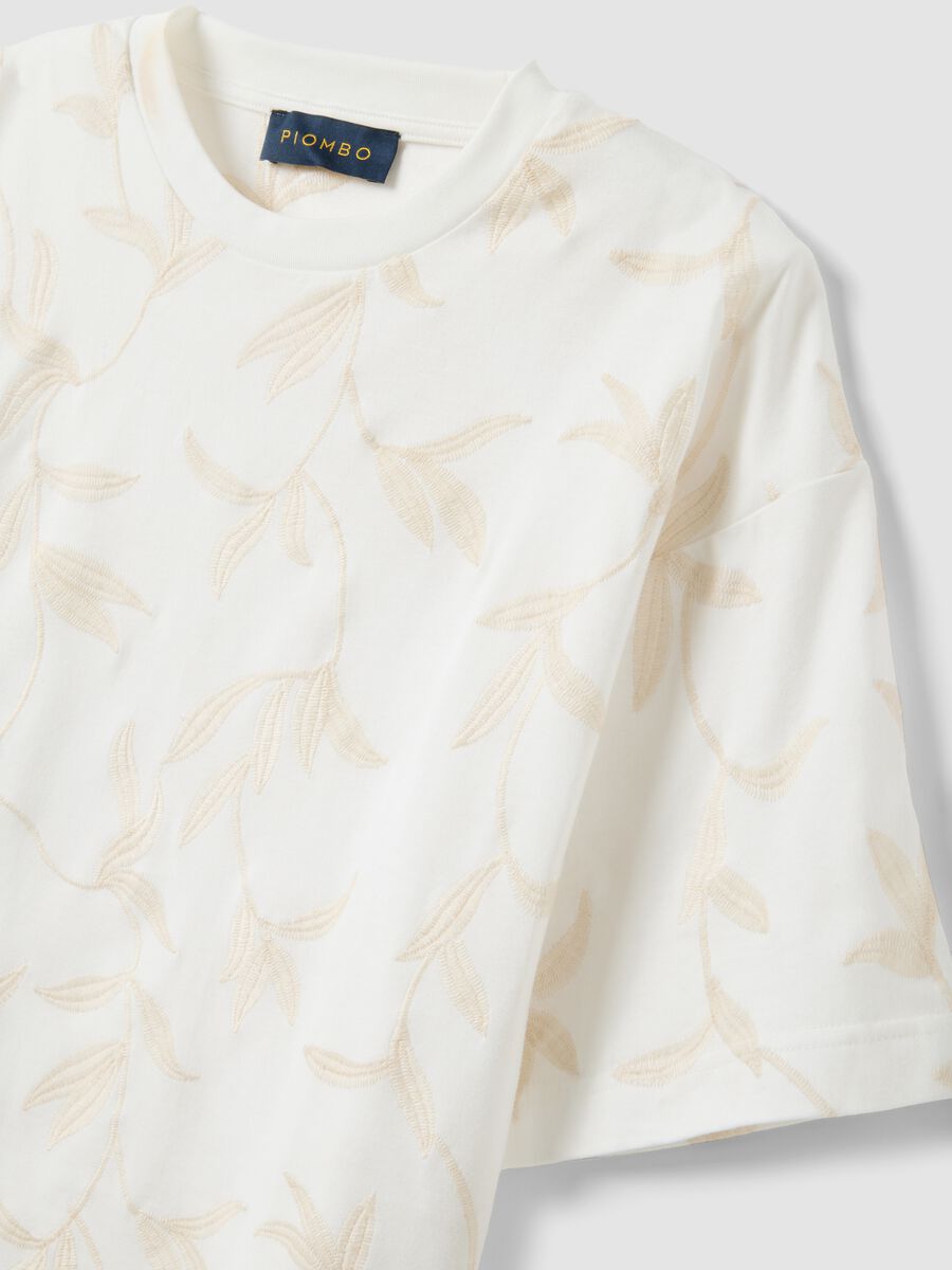 T-shirt in puro cotone bianca relaxed fit con ricami floreali_5