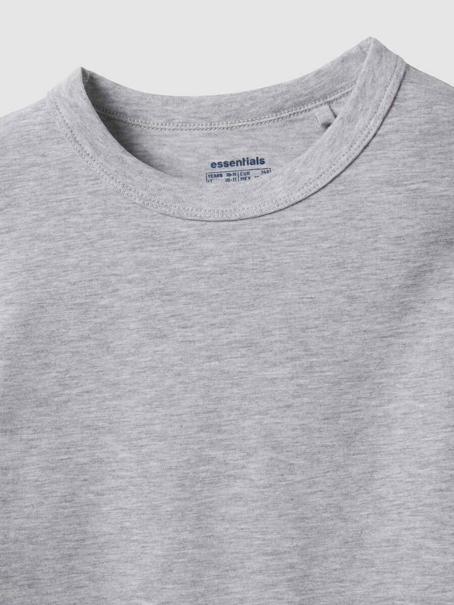 T-shirt grigia in cotone organico e viscosa elasticizzato con collo a costine per ragazza_2