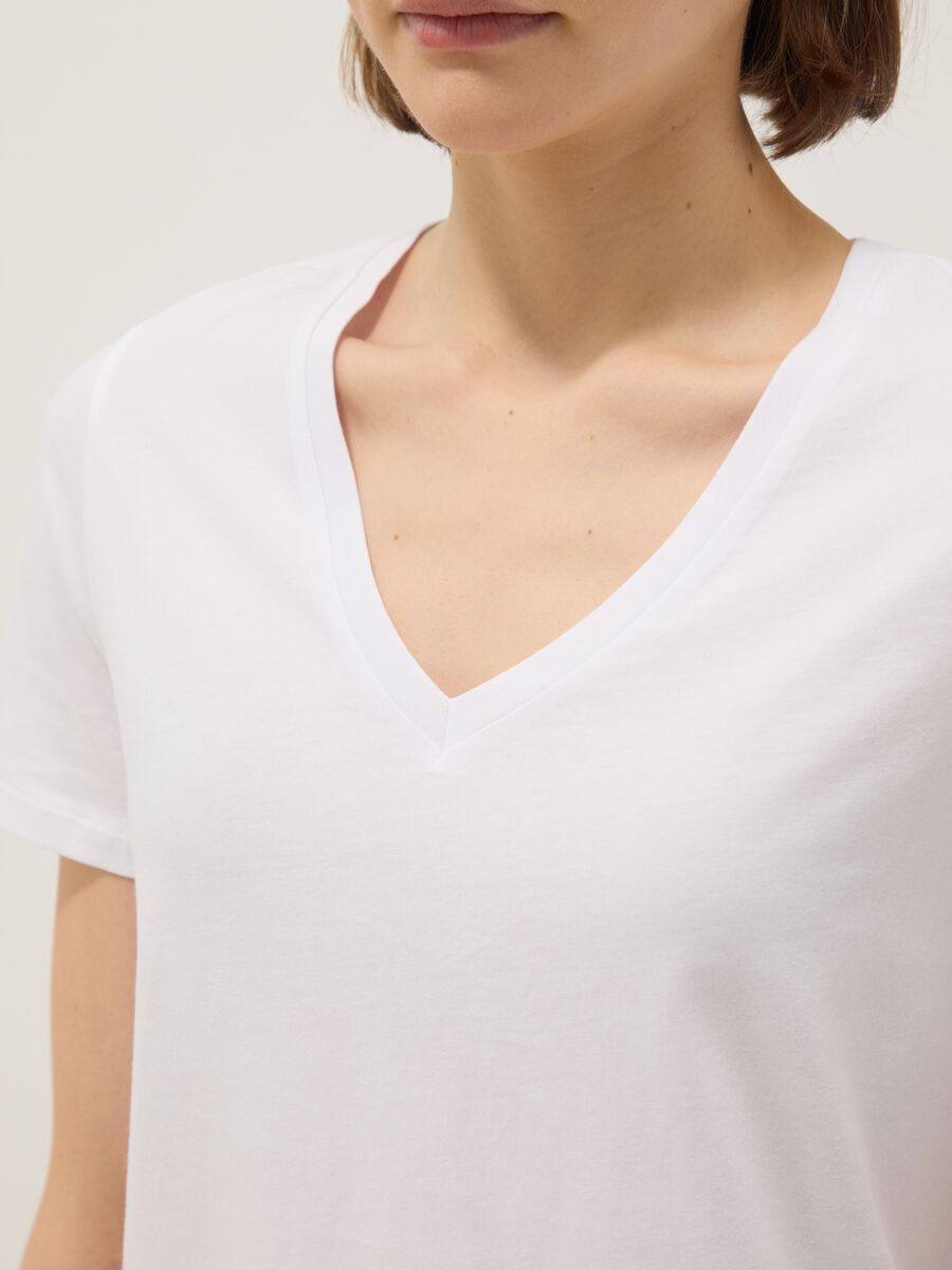 T-shirt in puro cotone bianca regular fit con scollo a V_3