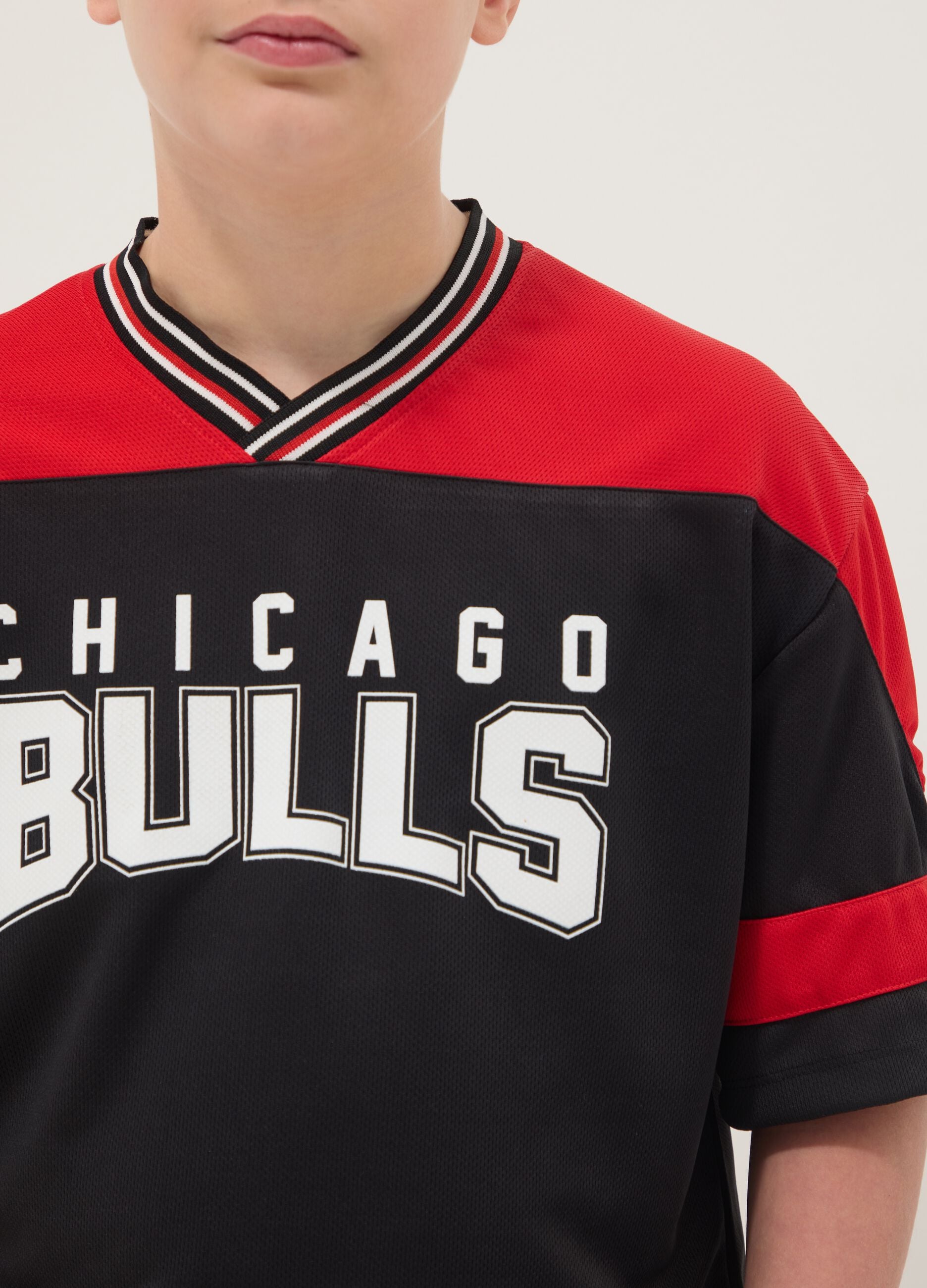 Black and red Chicago Bulls logo T-shirt for kids