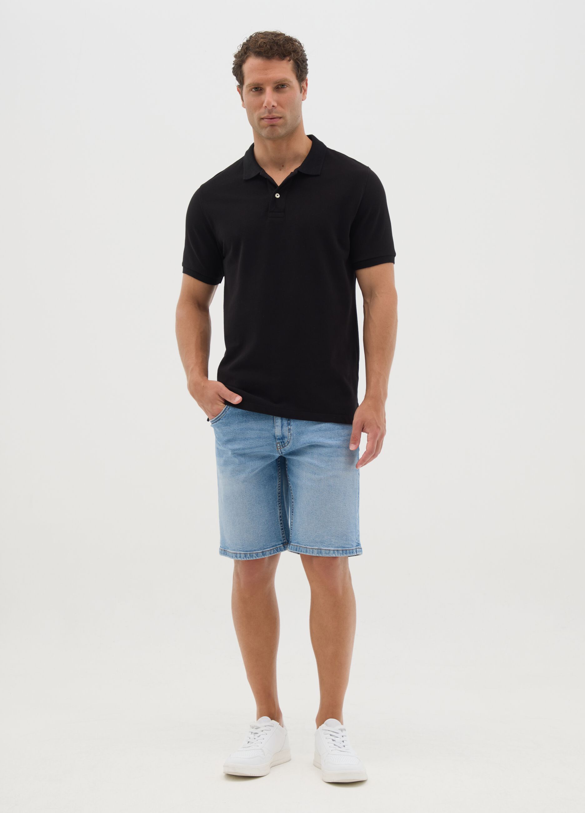 Men&rsquo;s slim-fit light blue denim Bermuda shorts