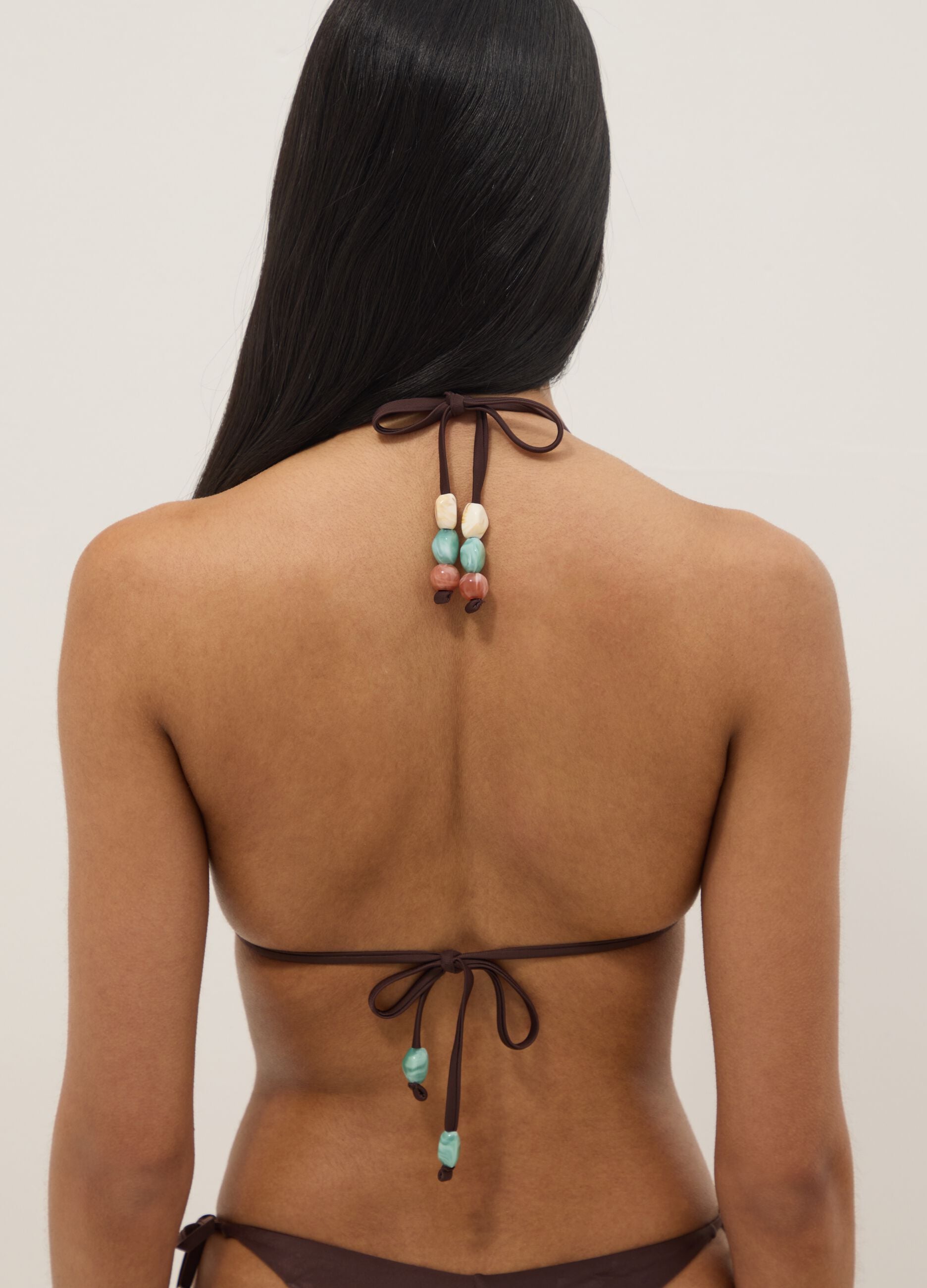 Bikini a triangolo in tessuto elasticizzato marrone con pietre