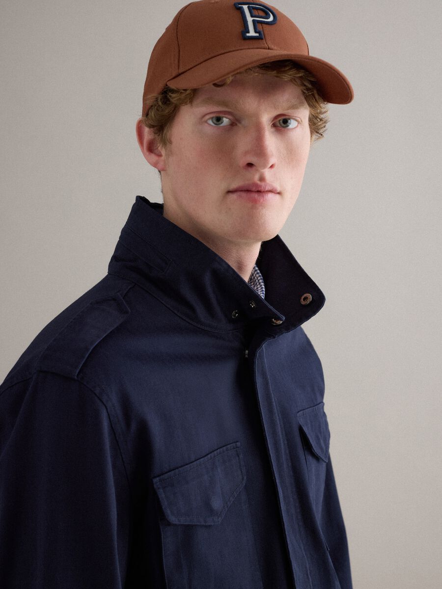 Cappello in puro cotone marrone con visiera regolabile e P ricamata_1