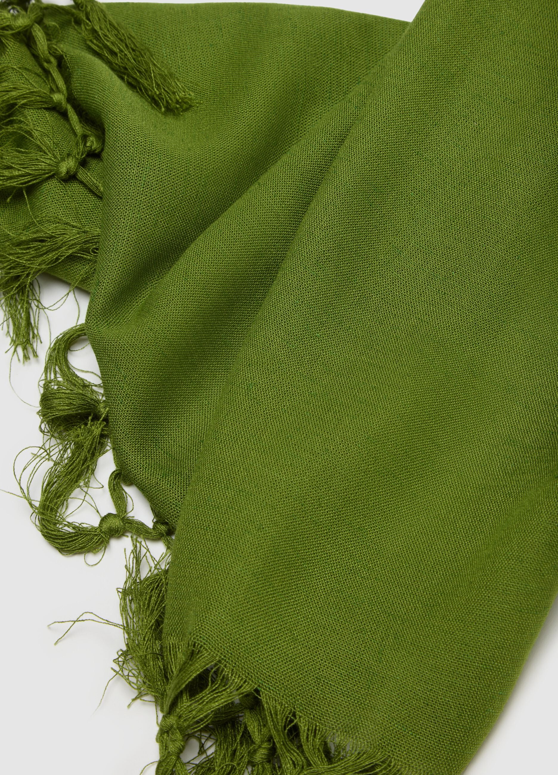 Green viscose and linen blend scarf with fringes
