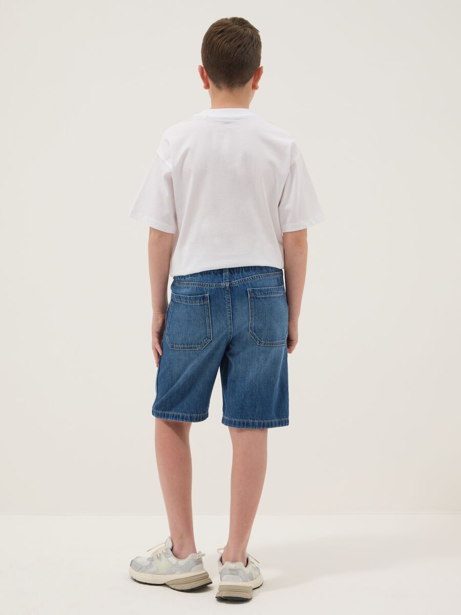 Shorts denim blu in misto cotone da ragazzo straight fit con tasche_1