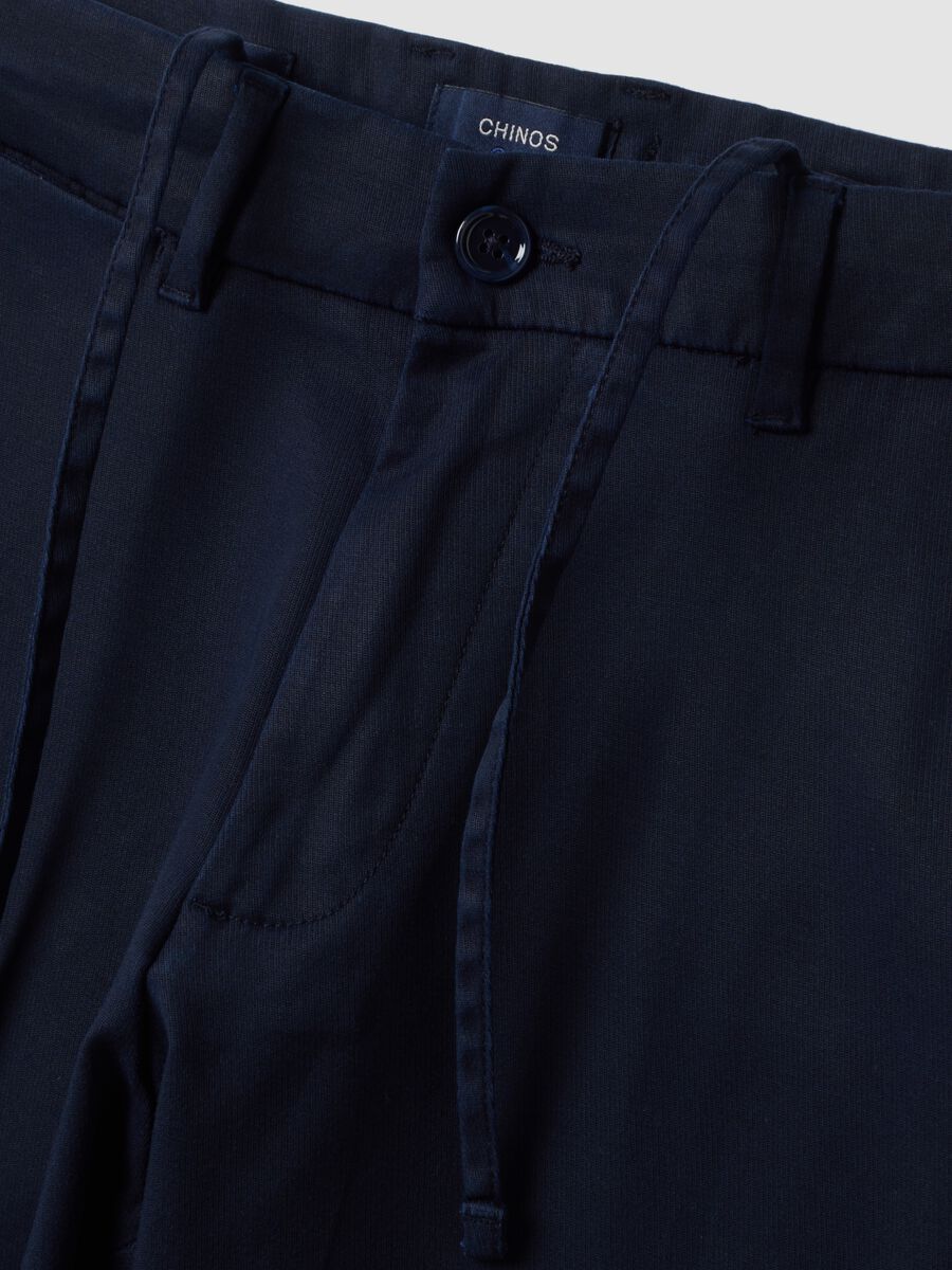 Pantaloni chino blu in lyocell e cotone elasticizzato slim fit_1