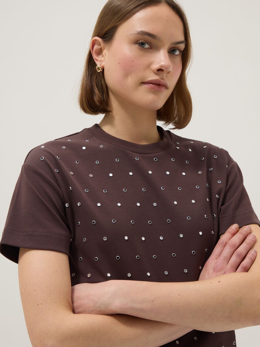 Brown stretch cotton T-shirt with studs, regular fit_1