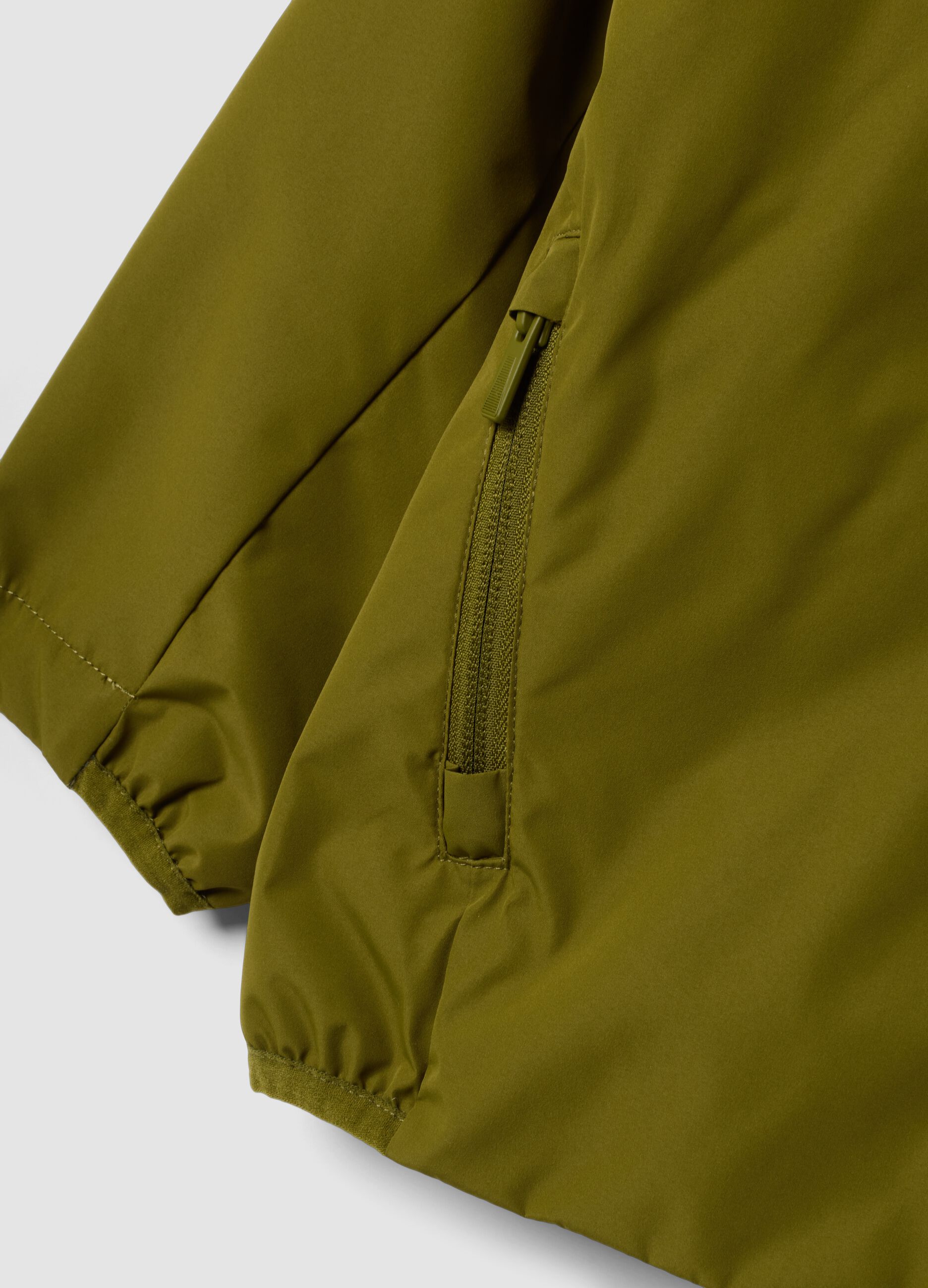Green kids&rsquo; rain jacket with hood and zip