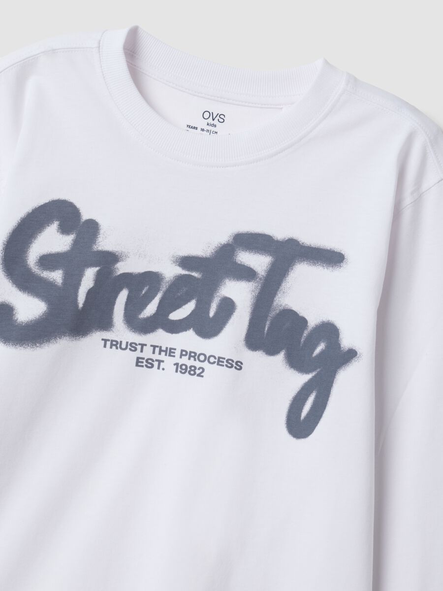 White organic cotton T-shirt with &ldquo;Street Tag&rdquo; print for boys_5