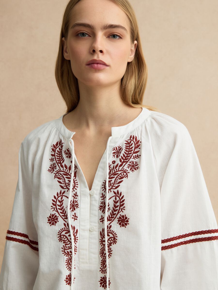 White regular fit cotton-linen blend shirt with floral embroidery_0