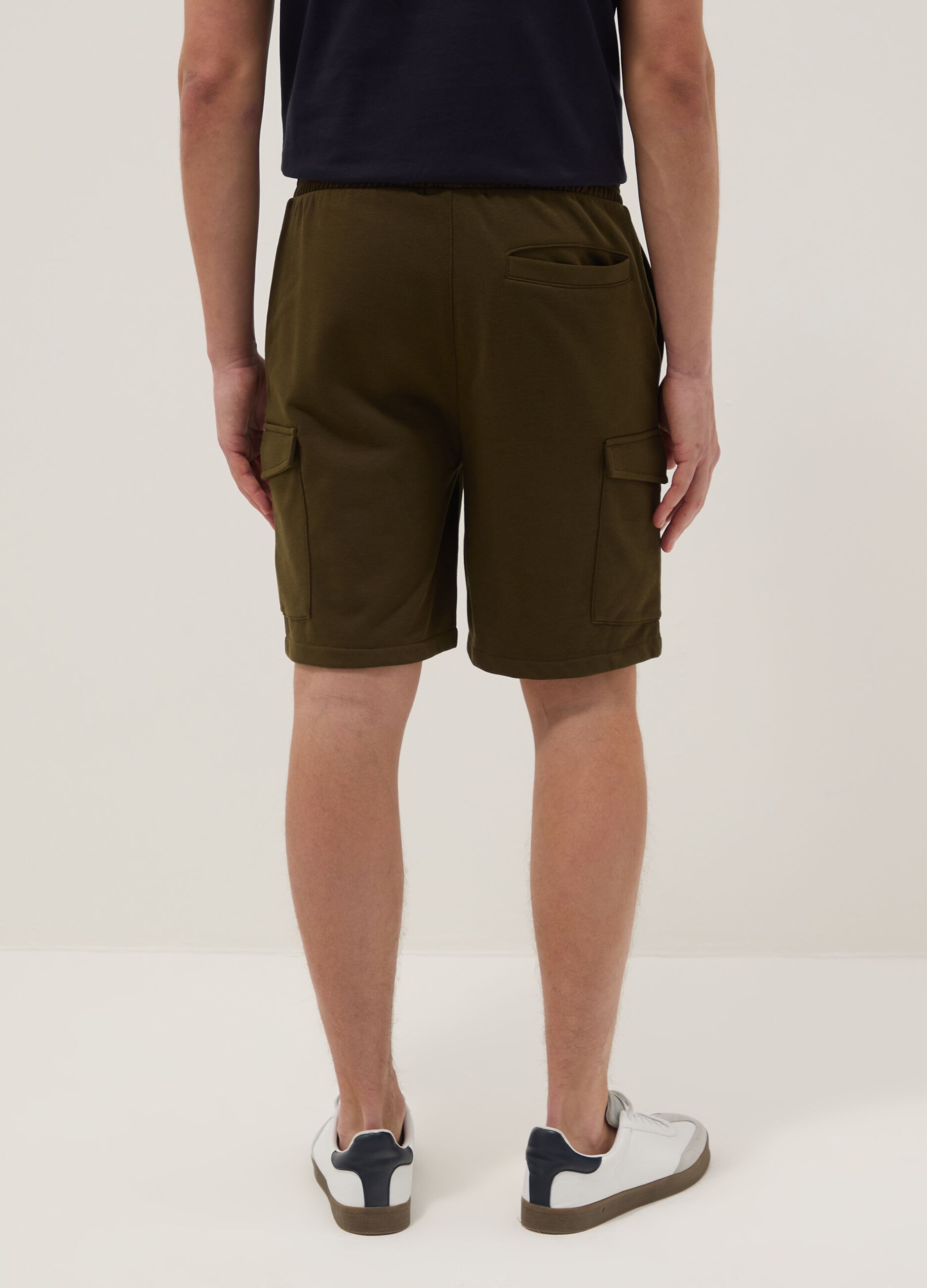 Green cotton-blend cargo shorts with pockets, relaxed fit