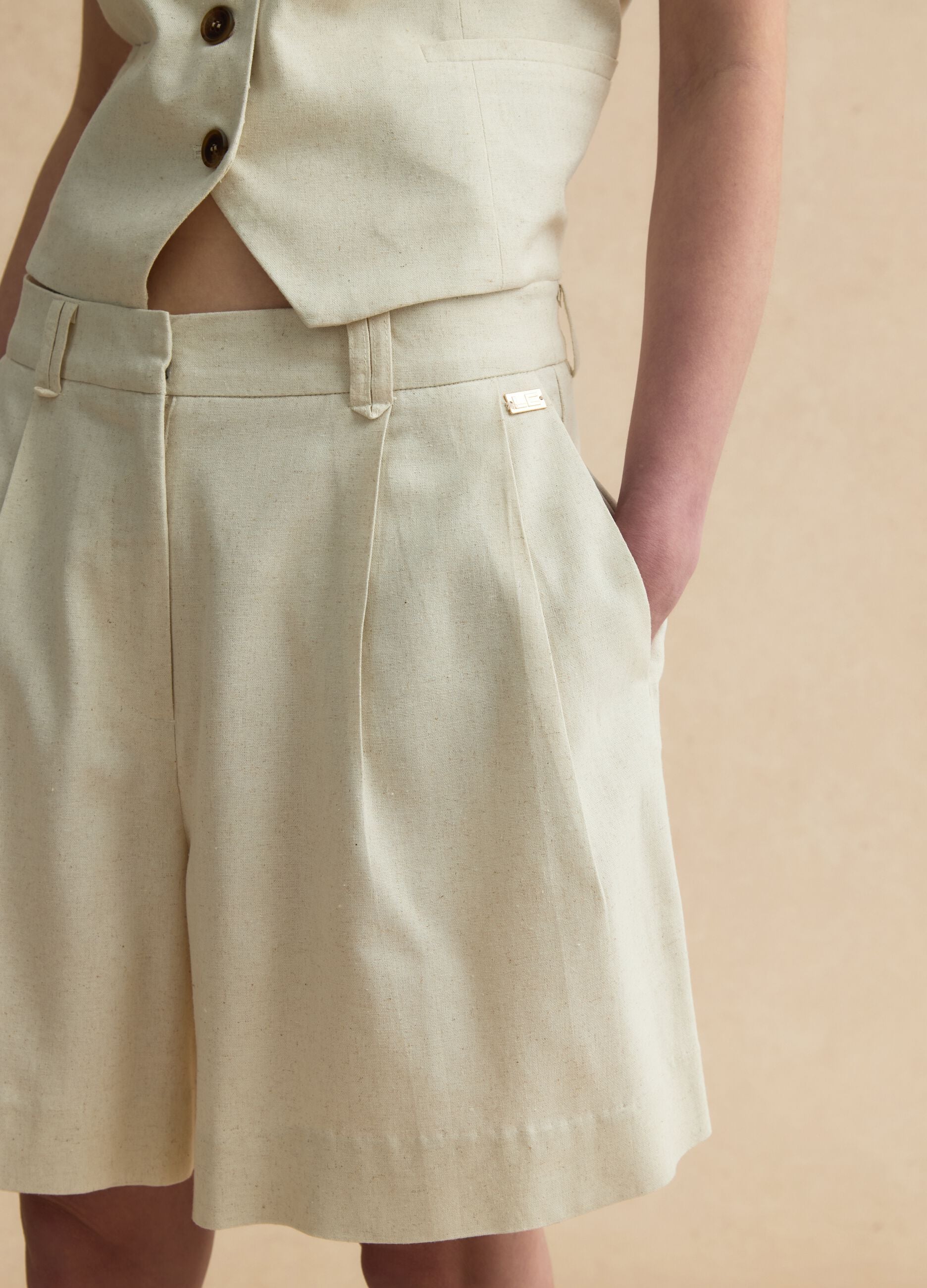 Beige viscose-linen blend shorts, regular fit