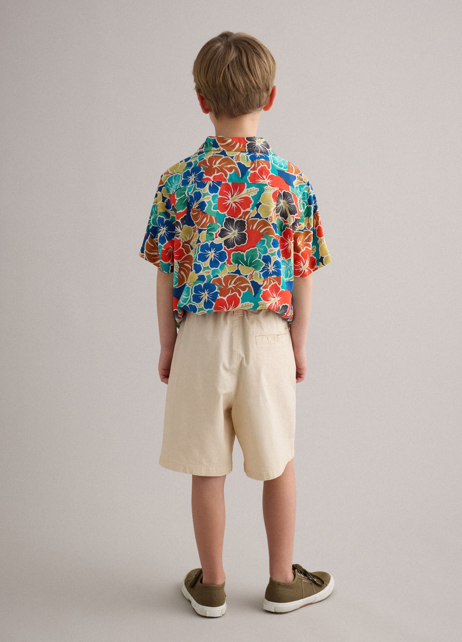 Beige stretch cotton cargo shorts for boys, baggy fit