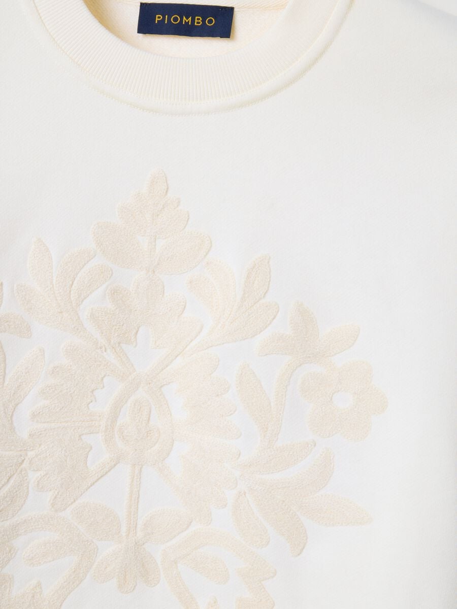White cotton blend crew neck jumper regular fit with floral embroidery_5