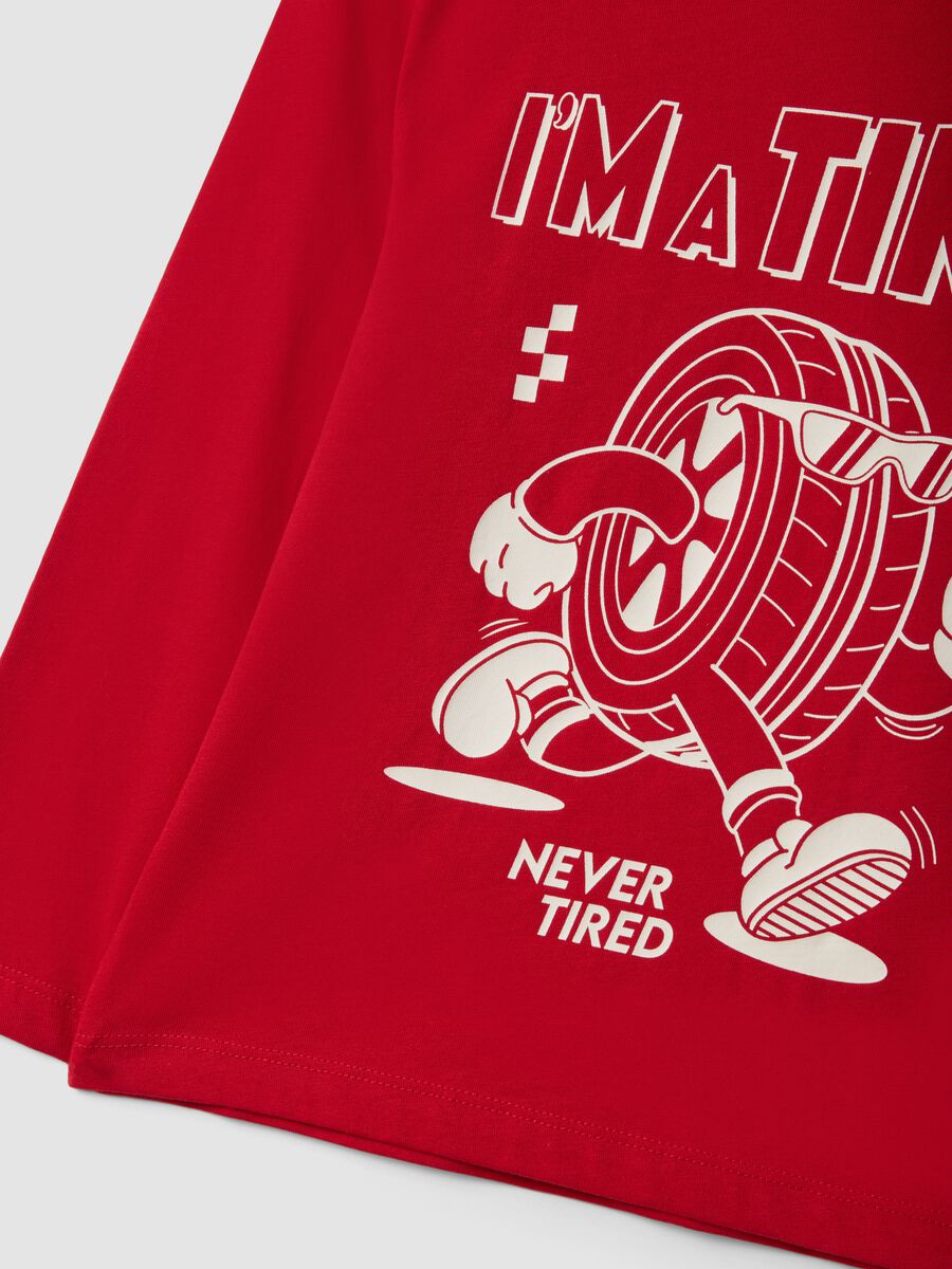T-shirt over rossa in puro cotone organico con stampa racing per bambino_3