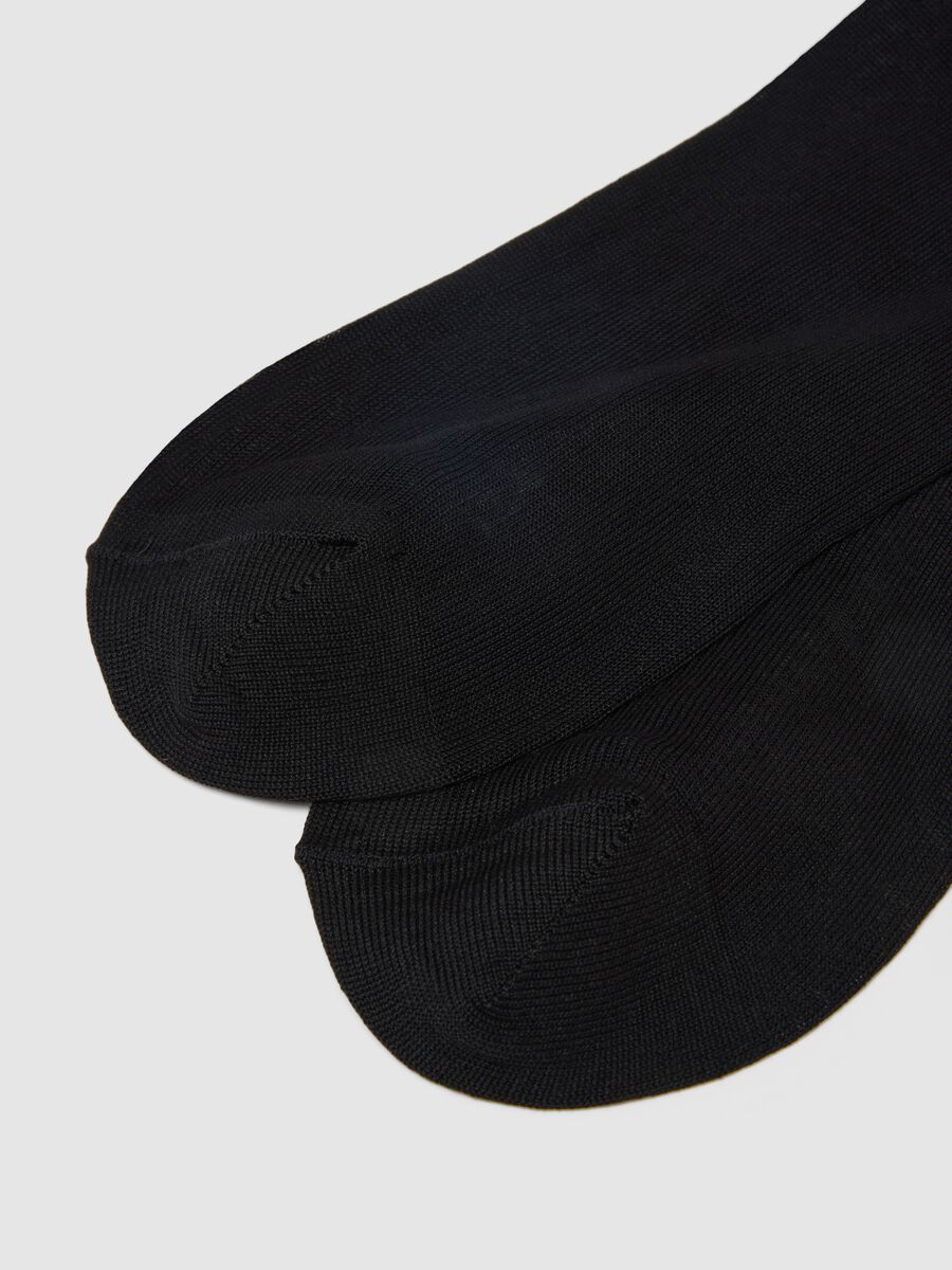 Three-pack long socks in pure black cotton regular fit_2