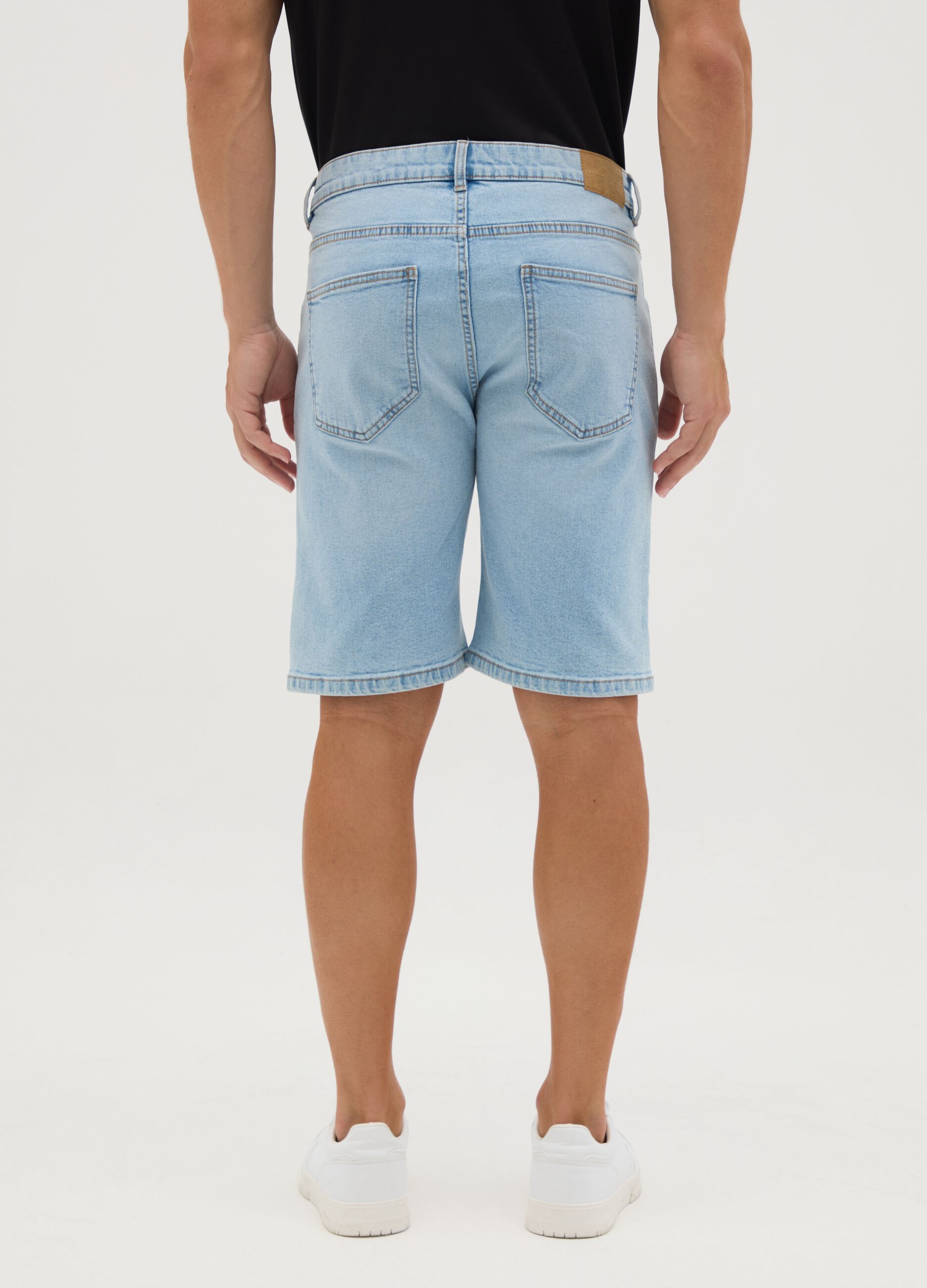 Men&rsquo;s slim-fit blue denim Bermuda shorts