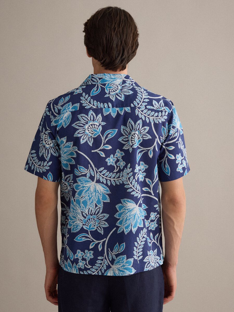 Men&rsquo;s organic cotton blue short-sleeve shirt with floral print_2