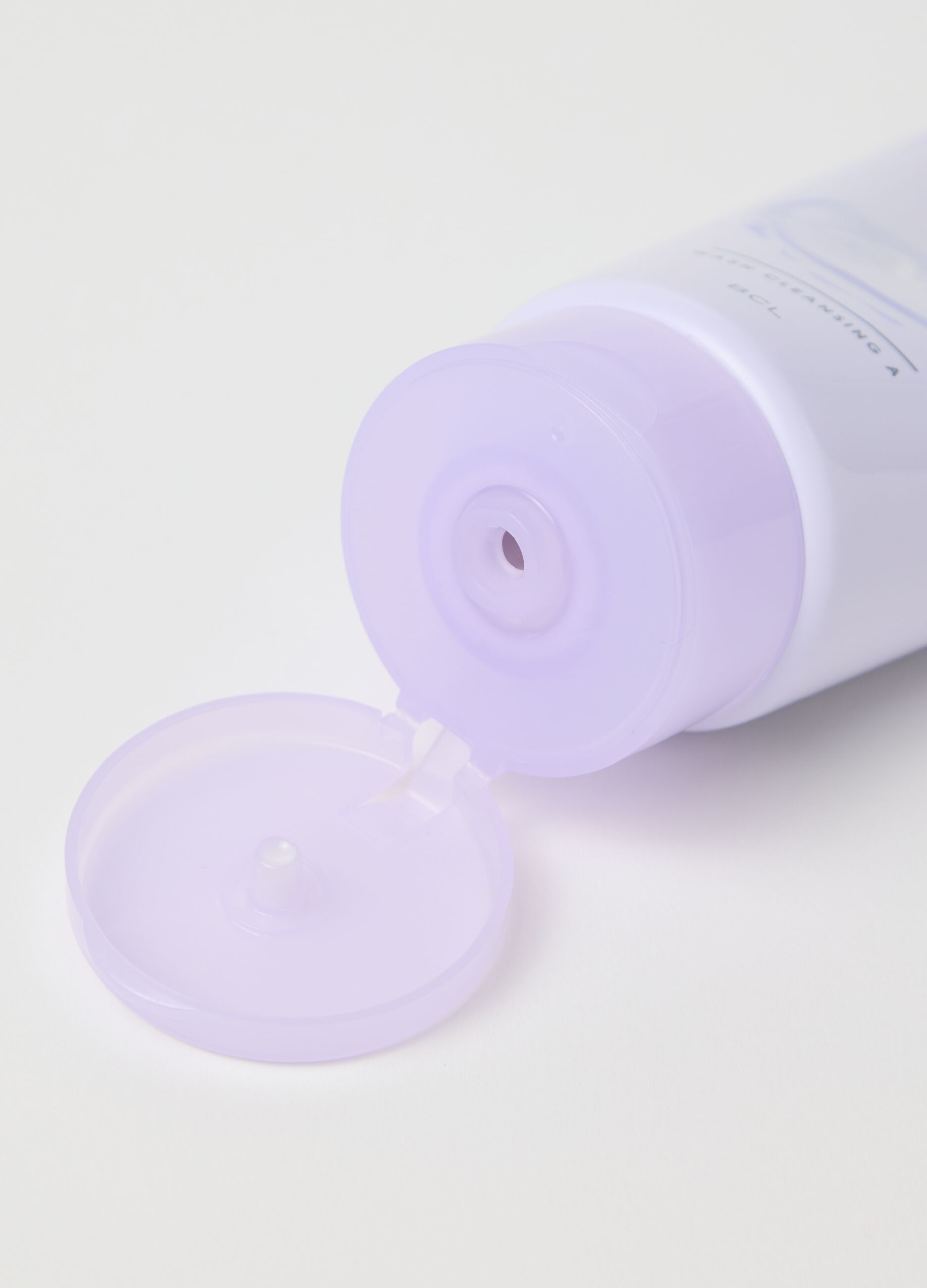 3-In-1 cleanser that combines cleansing, deep purifying and pore care.
