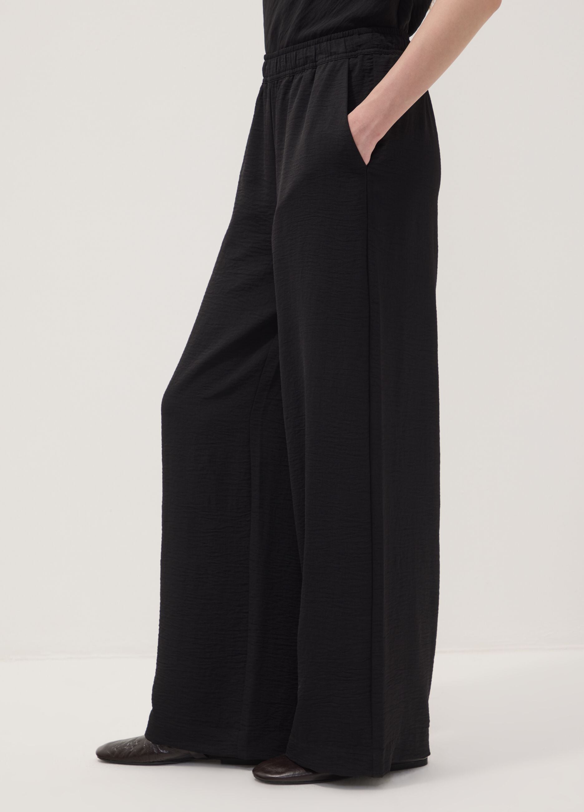 Pantaloni neri wide leg con vita elasticizzata