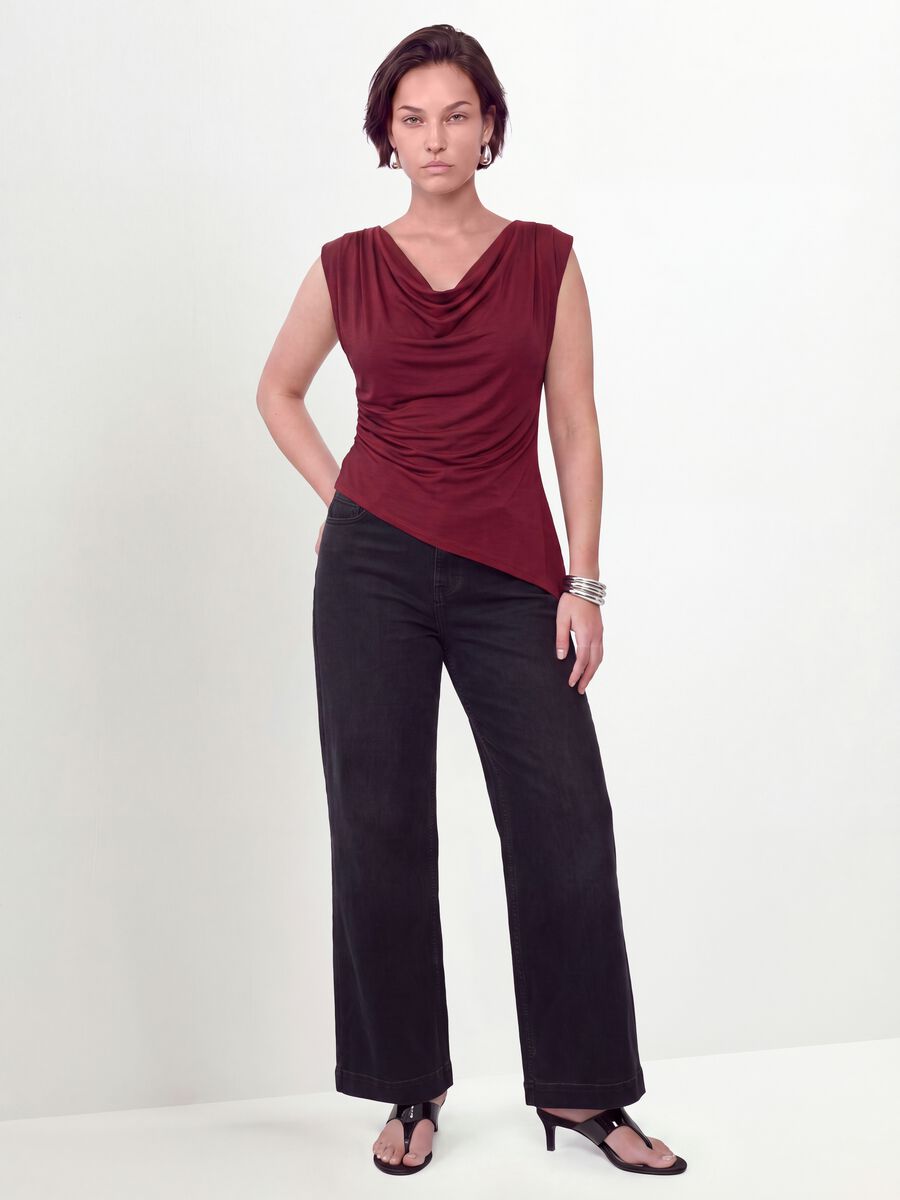 T-shirt rossa in viscosa elasticizzata con scollo drappeggiato_3