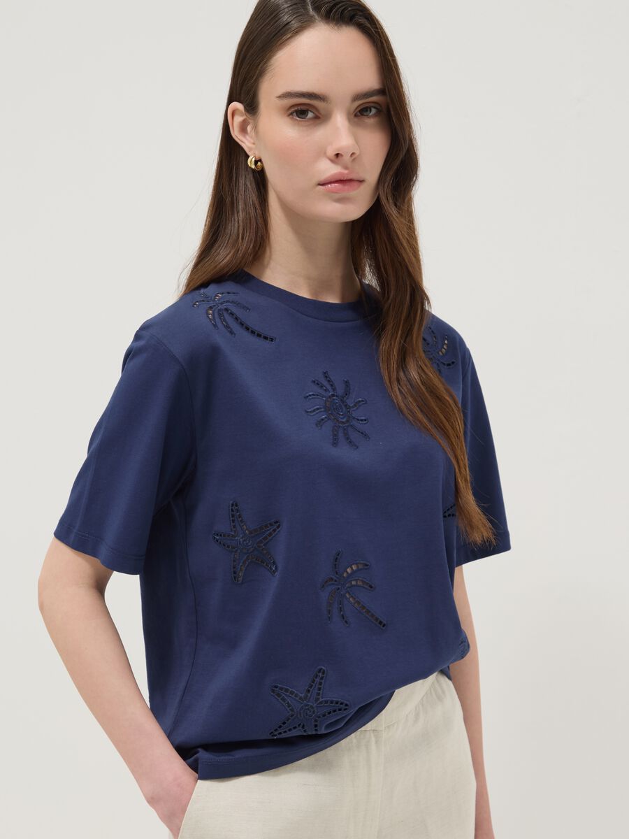 T-shirt blu in puro cotone con ricami traforati regular fit_0