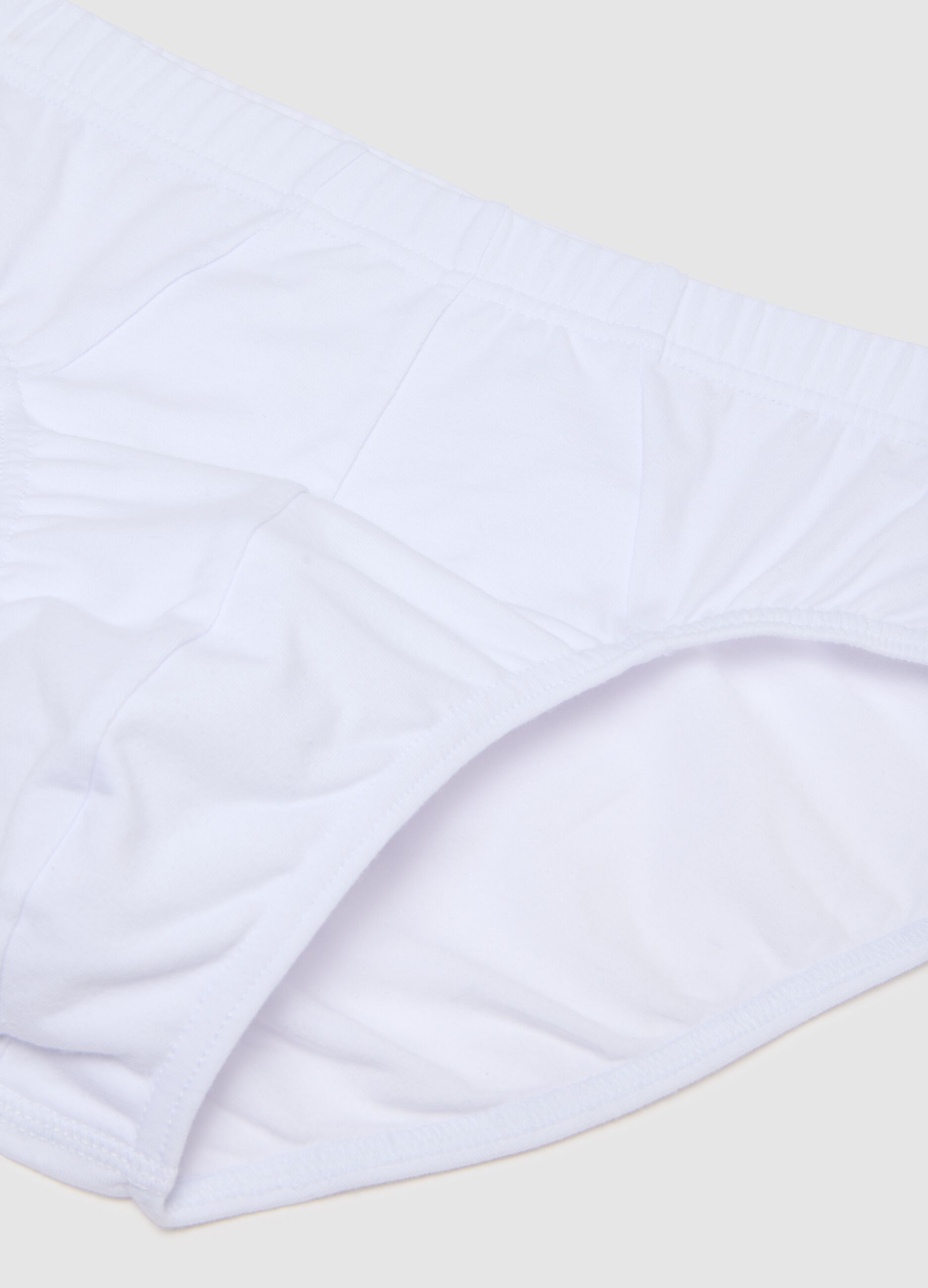 Stretch cotton white briefs with a tight fit