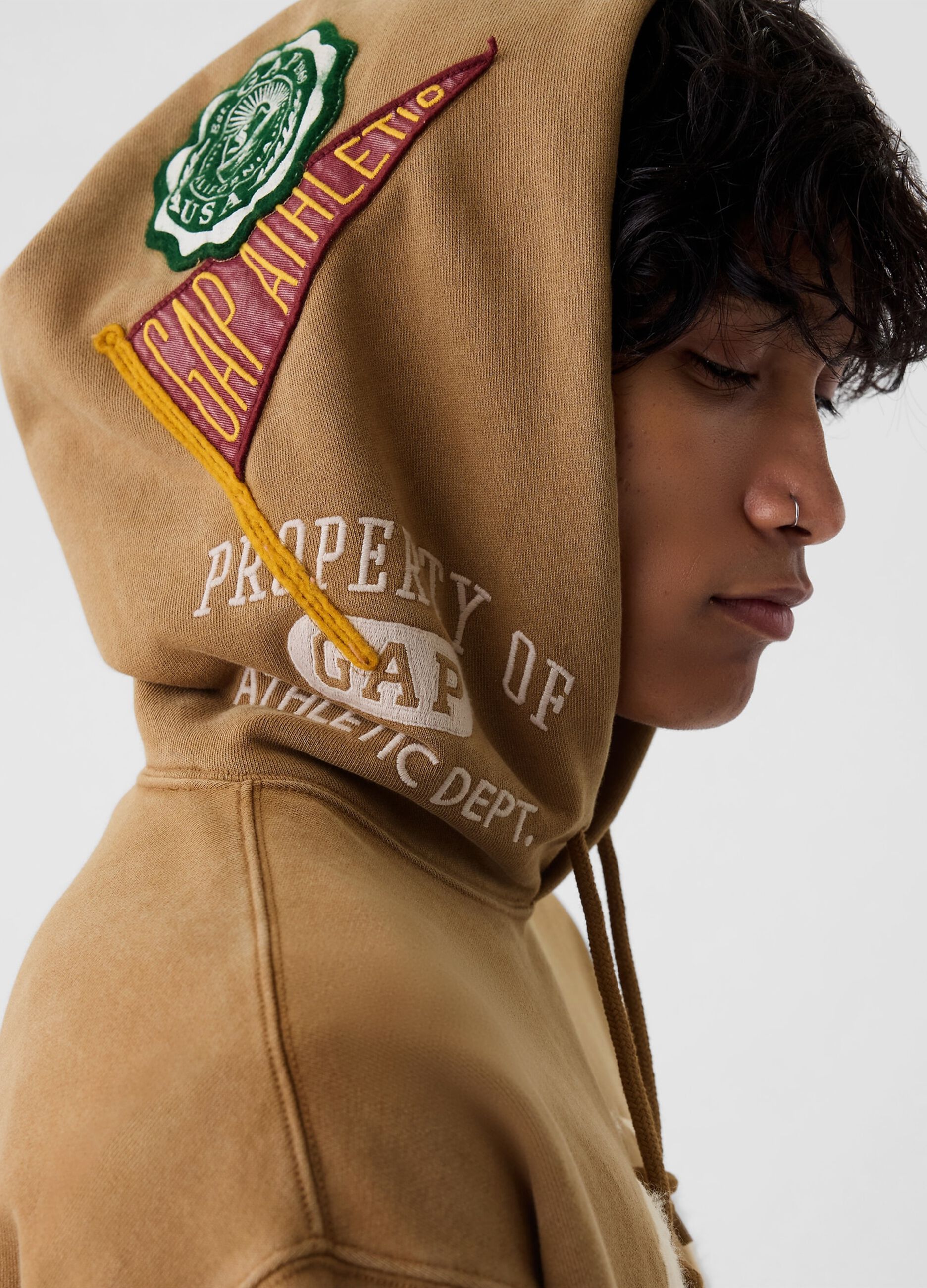 Sweatshirt with hood and logo patch